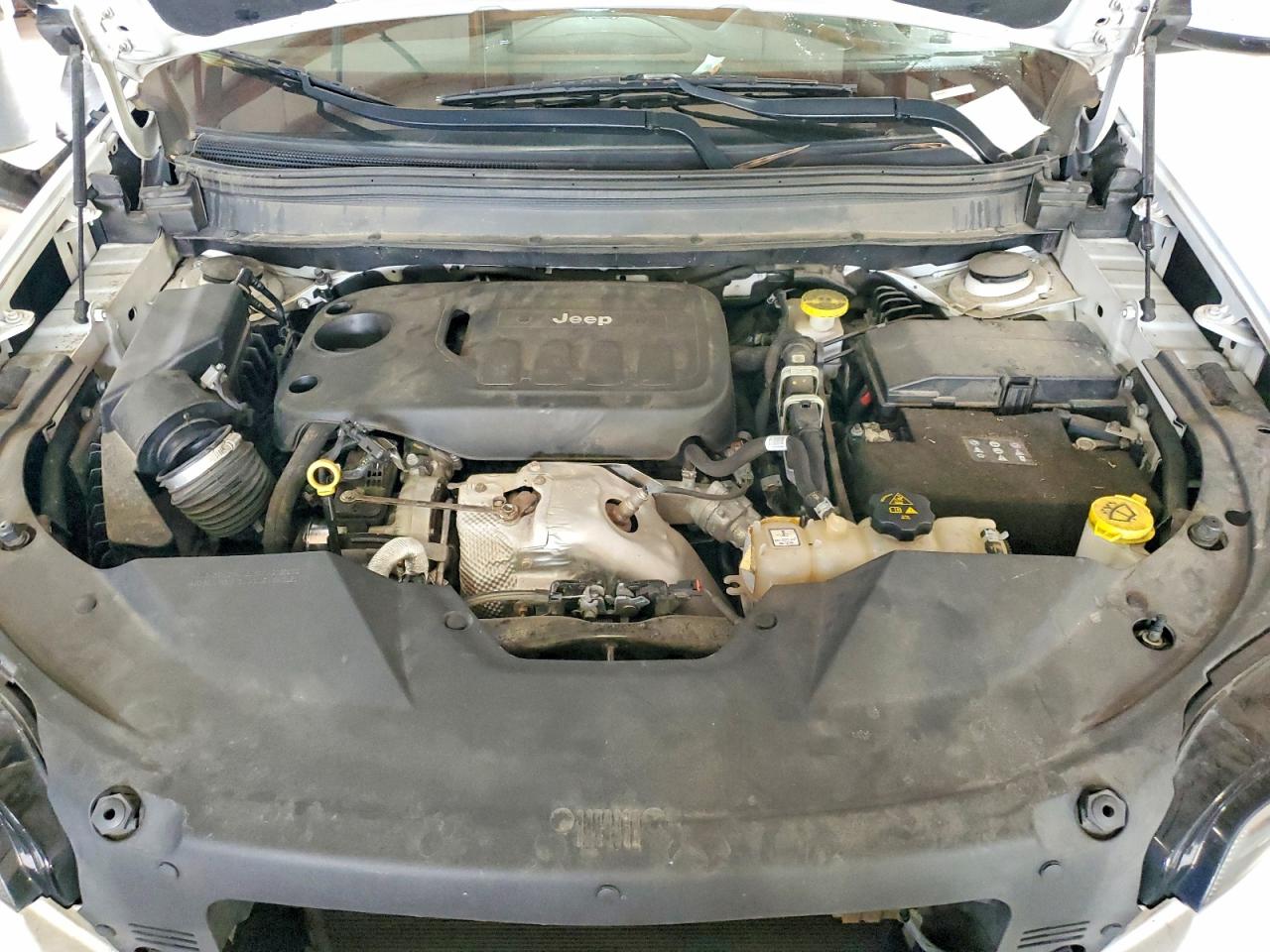 2019 Jeep Cherokee Latitude Plus White vin: 1C4PJLLN1KD286327