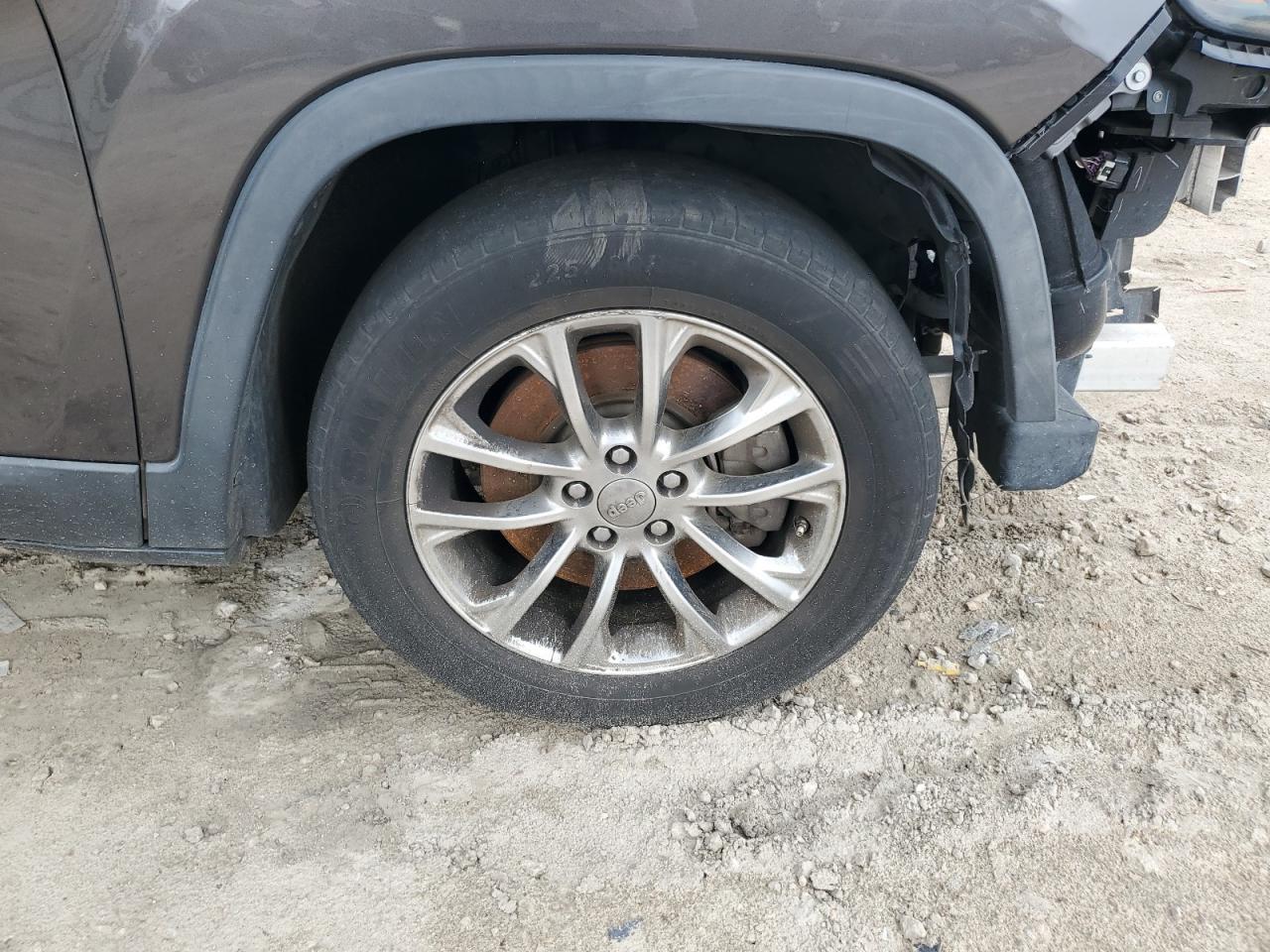 2019 Jeep Cherokee Latitude Plus Gray vin: 1C4PJLLN3KD149339 Damage: Right Front Wheel, Curb Rash, 11 To 12 Inches