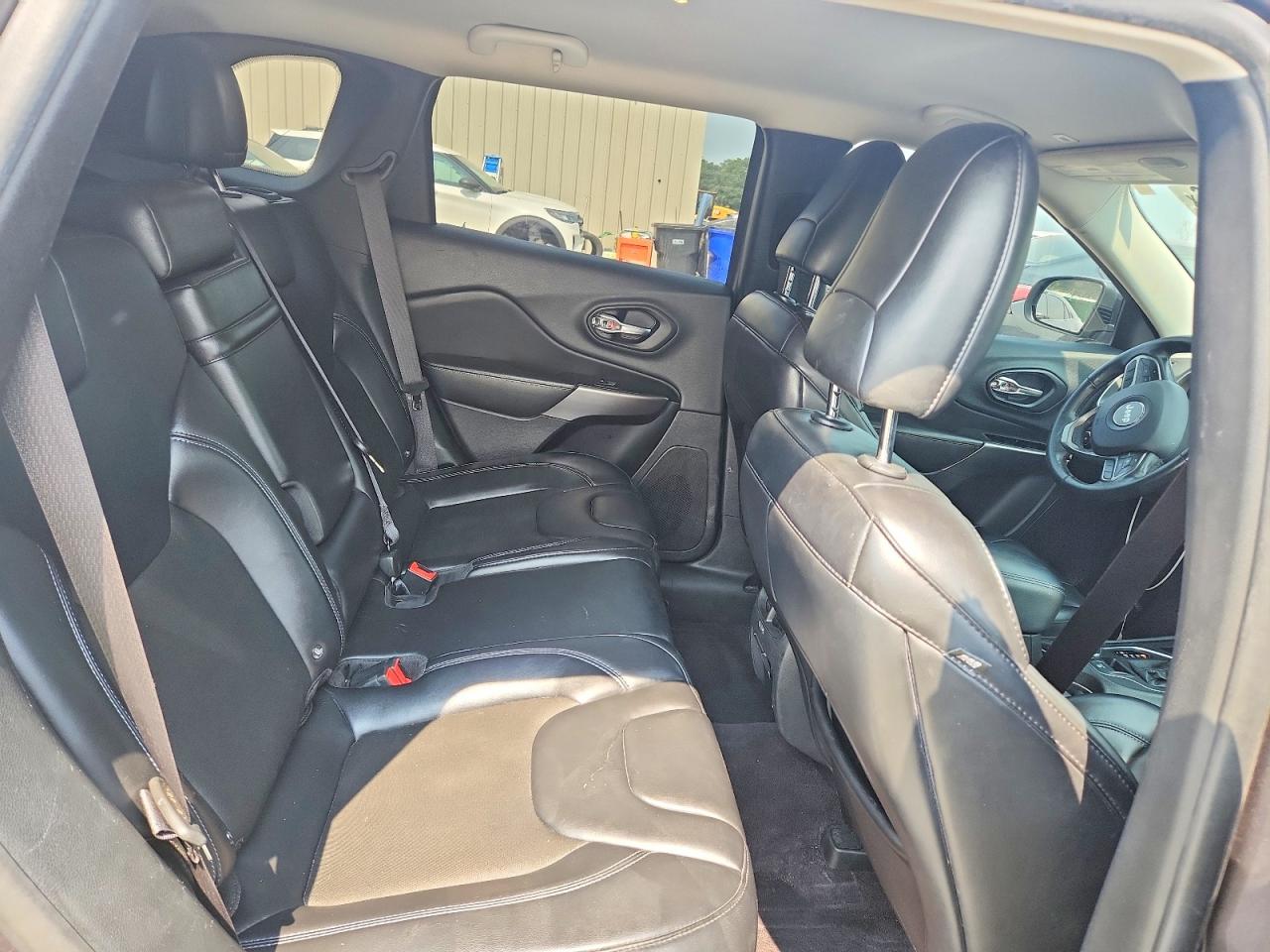 2019 Jeep Cherokee Latitude Plus Gray vin: 1C4PJLLX1KD170823