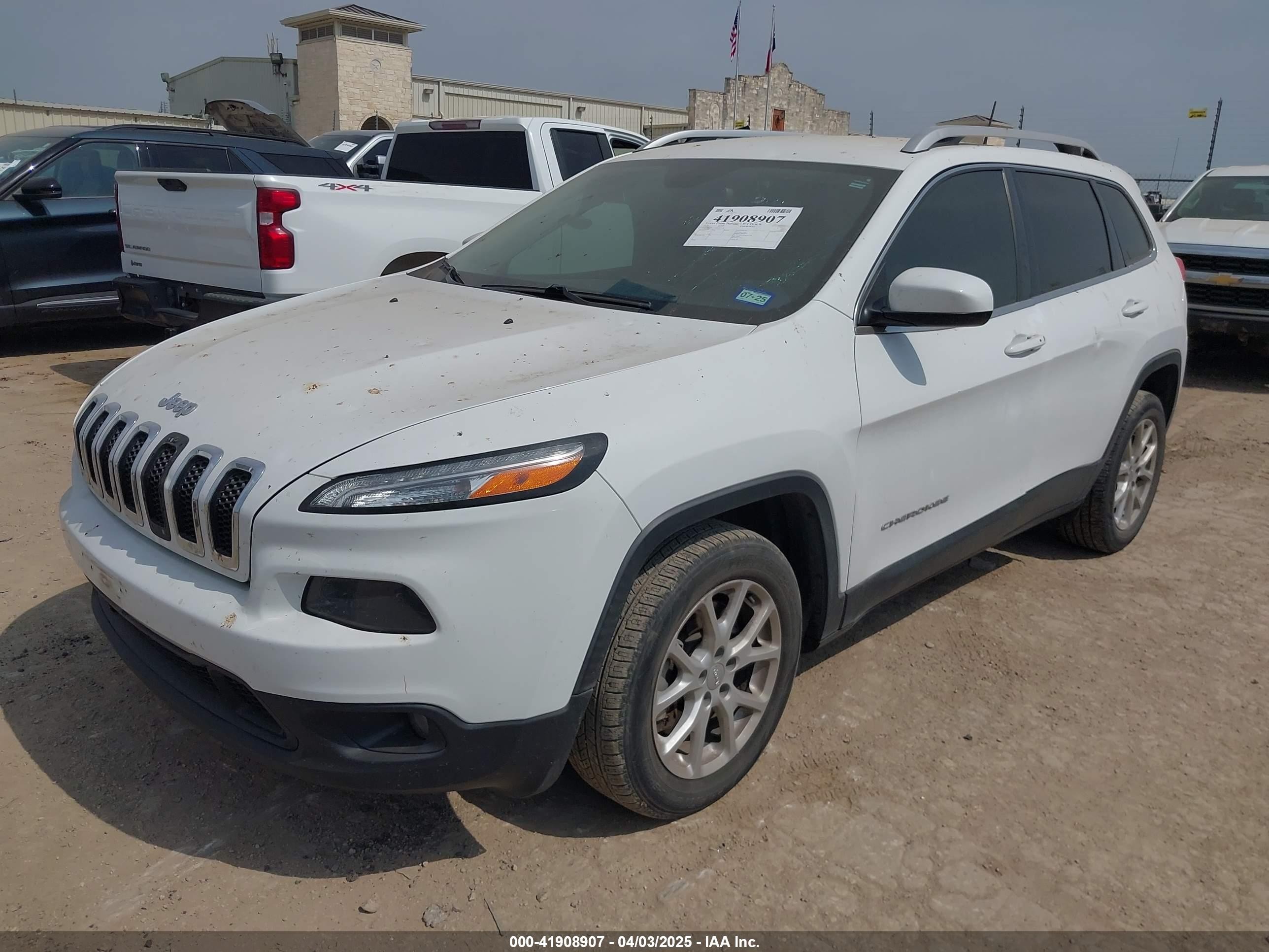 2018 Jeep Cherokee Latitude Plus Fwd White vin: 1C4PJLLX2JD557198