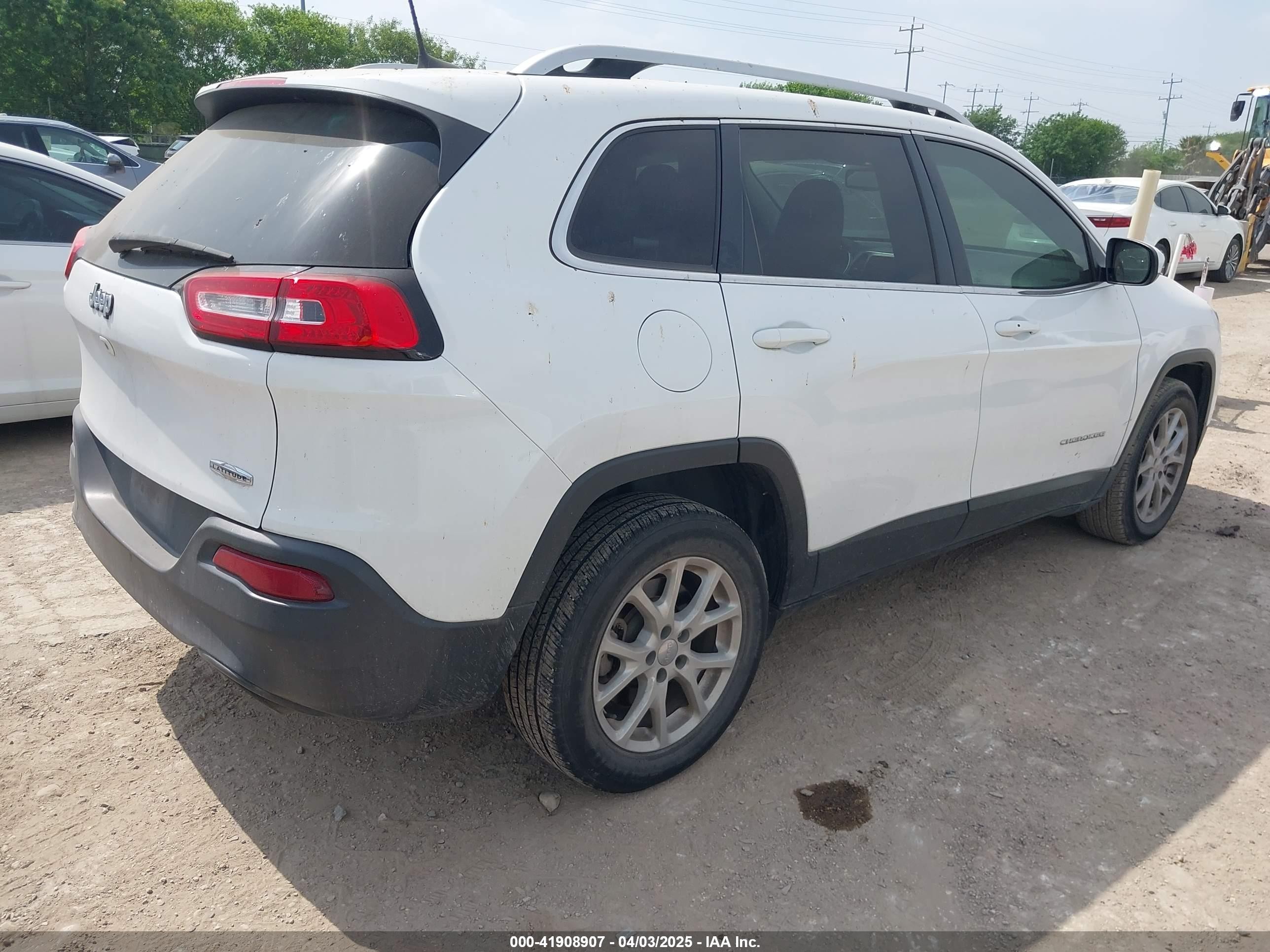 2018 Jeep Cherokee Latitude Plus Fwd White vin: 1C4PJLLX2JD557198