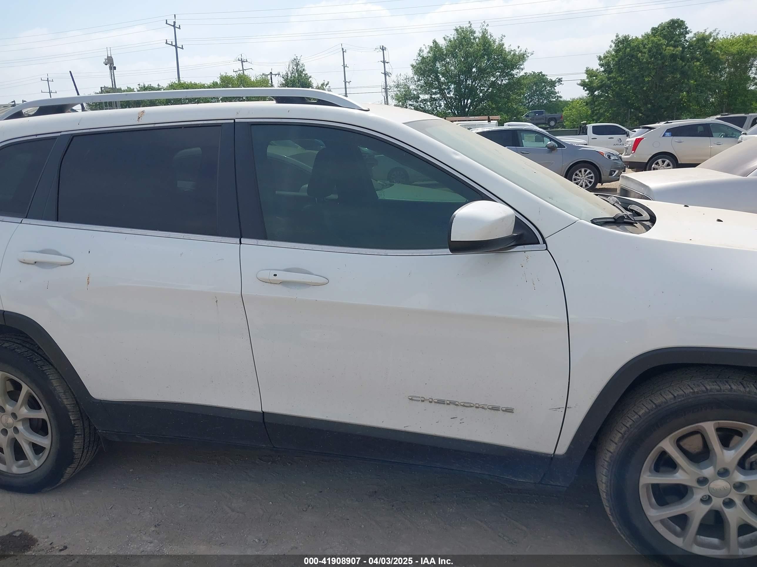 2018 Jeep Cherokee Latitude Plus Fwd White vin: 1C4PJLLX2JD557198