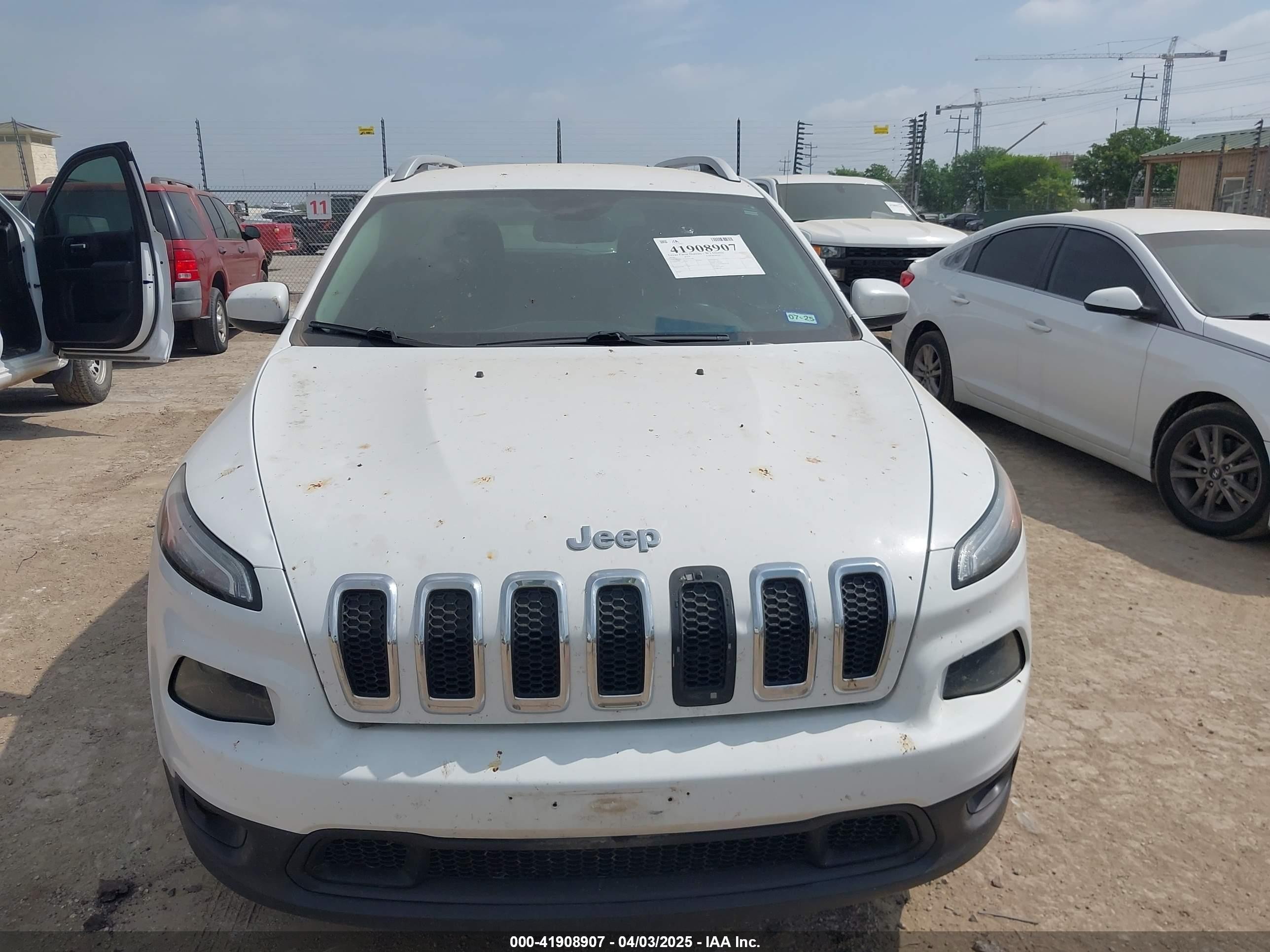 2018 Jeep Cherokee Latitude Plus Fwd White vin: 1C4PJLLX2JD557198