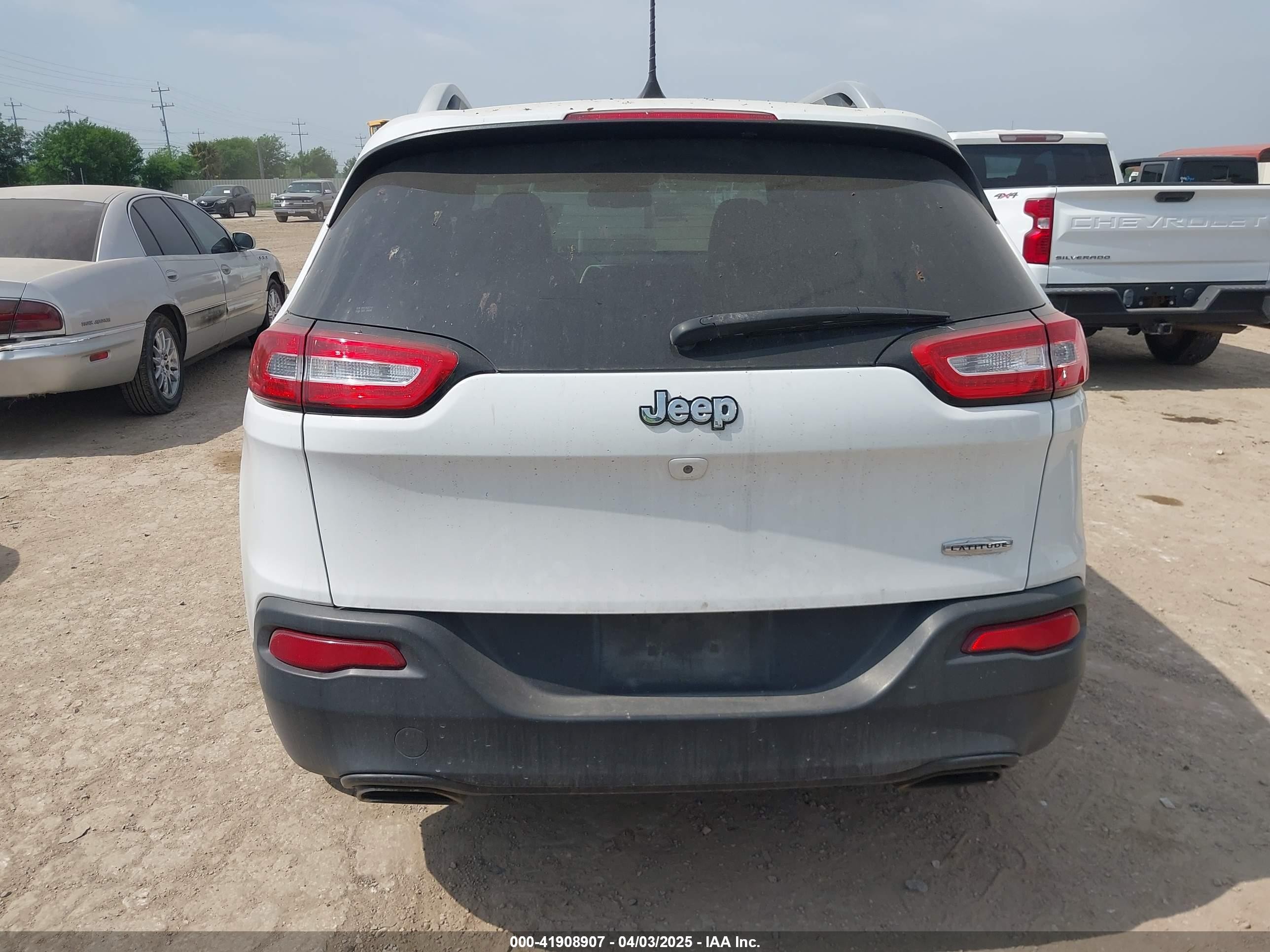 2018 Jeep Cherokee Latitude Plus Fwd White vin: 1C4PJLLX2JD557198