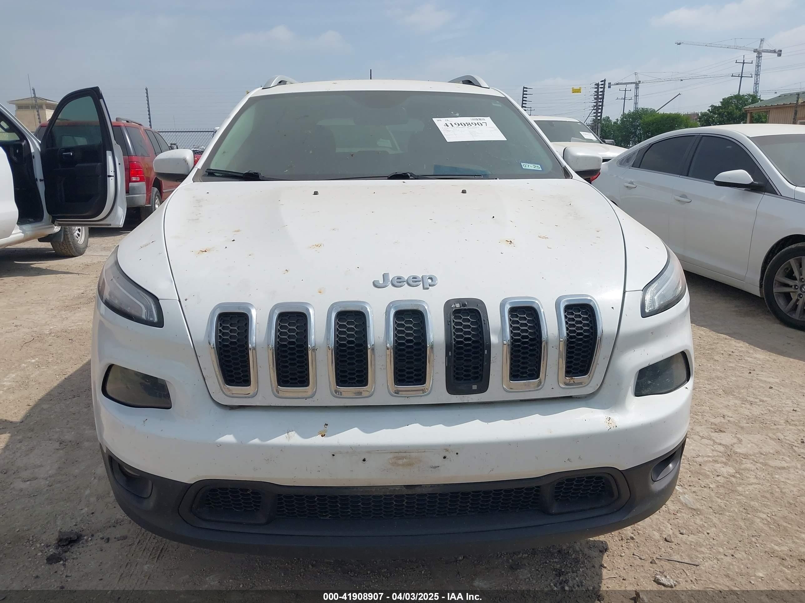 2018 Jeep Cherokee Latitude Plus Fwd White vin: 1C4PJLLX2JD557198