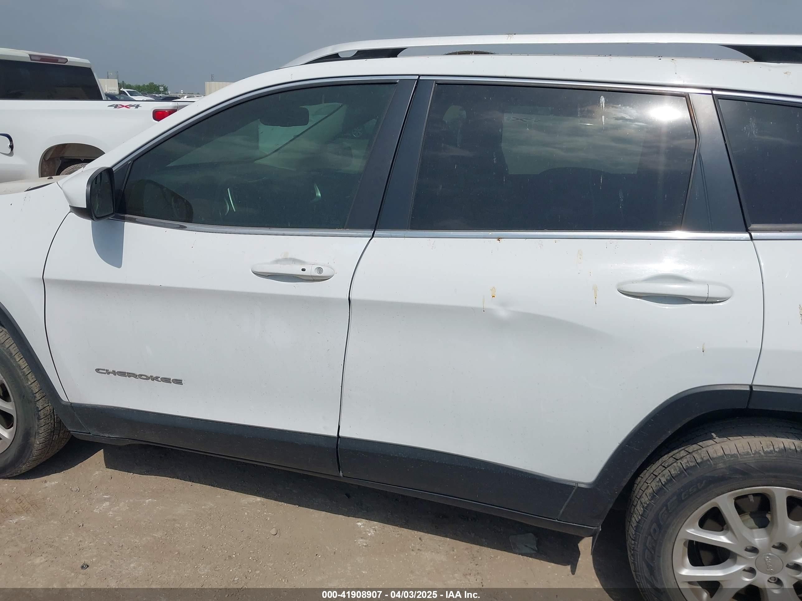2018 Jeep Cherokee Latitude Plus Fwd White vin: 1C4PJLLX2JD557198