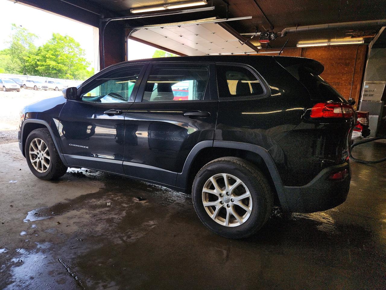 2015 Jeep Cherokee Sport Черный vin: 1C4PJMAB6FW564504
