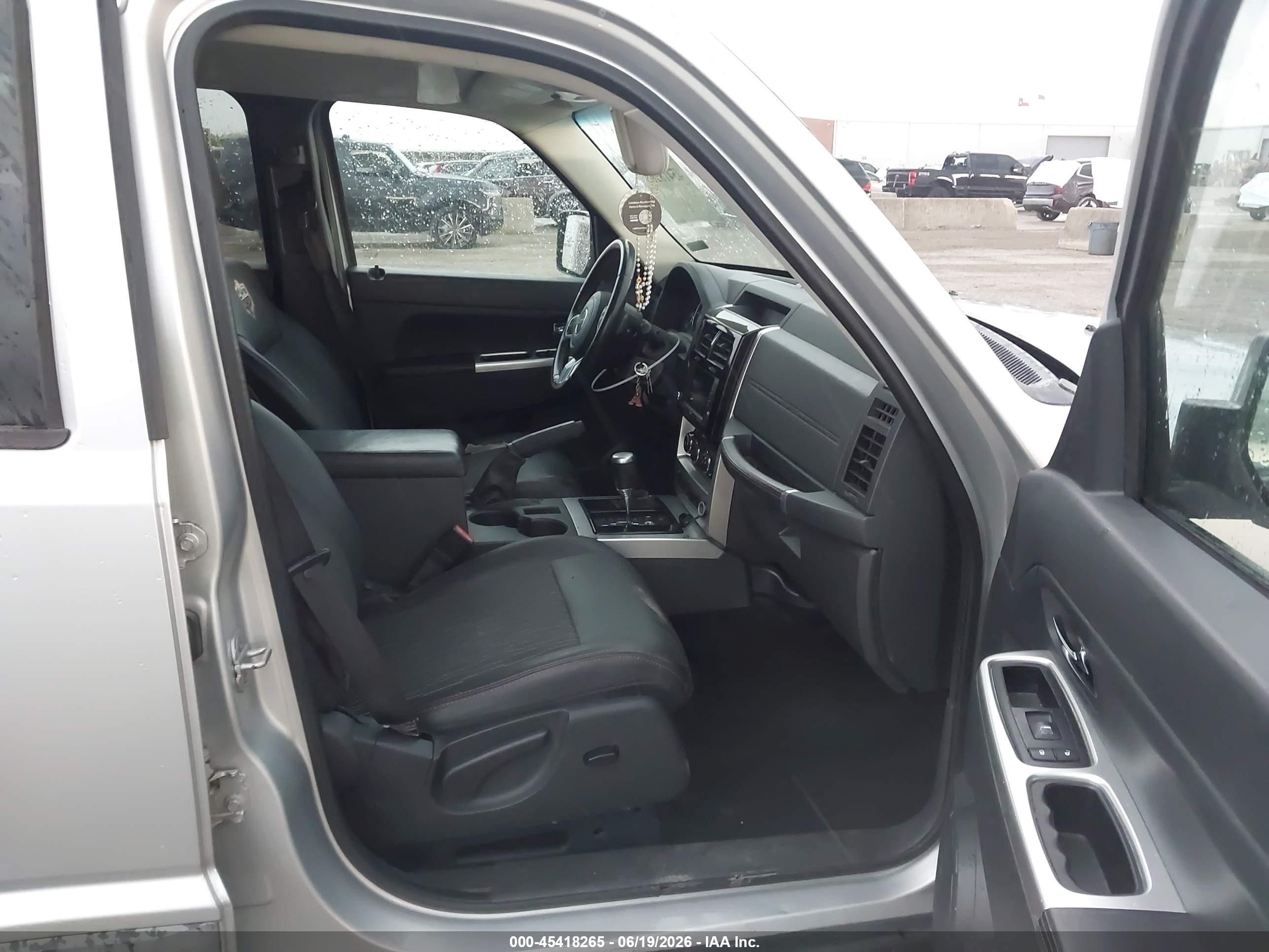2012 Jeep Liberty Sport Silver vin: 1C4PJMAK5CW123961