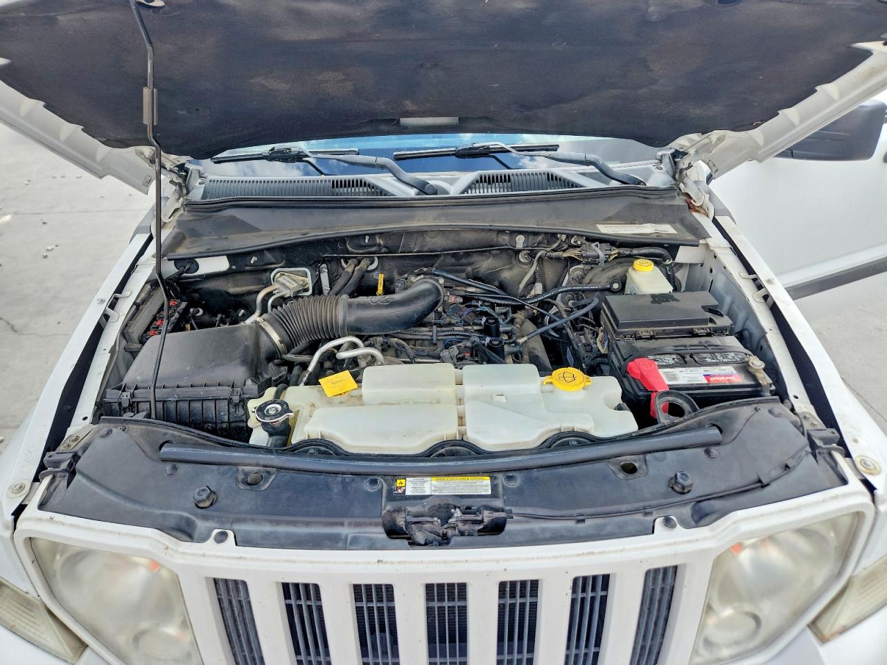 2012 Jeep Liberty Sport White vin: 1C4PJMAK6CW208825