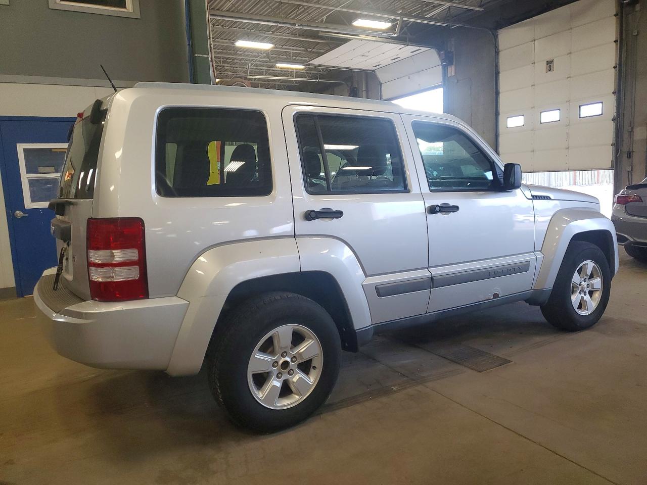 2012 Jeep Liberty Sport Серебряный vin: 1C4PJMAK7CW126019