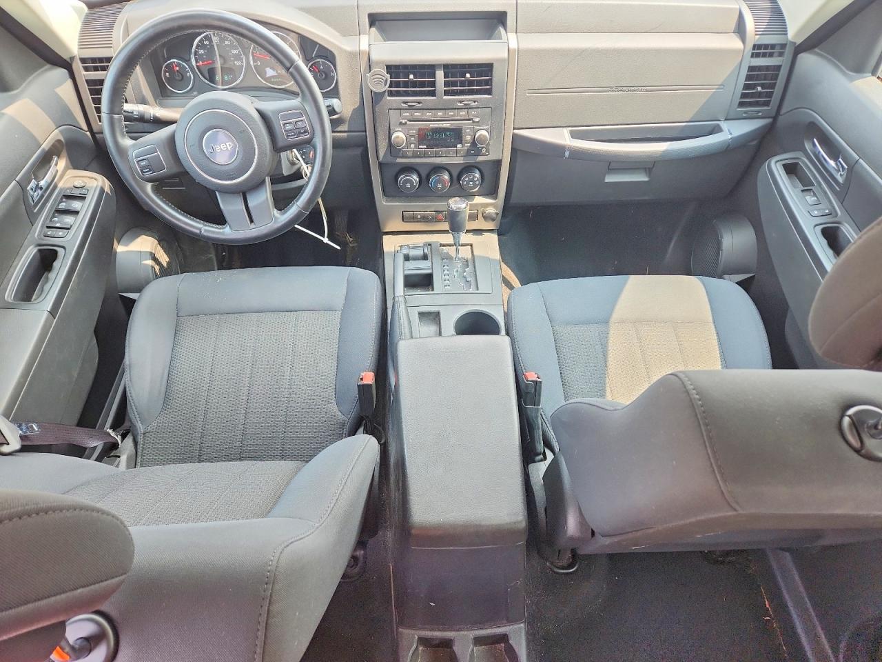 2012 Jeep Liberty Sport Серебряный vin: 1C4PJMAK7CW130832