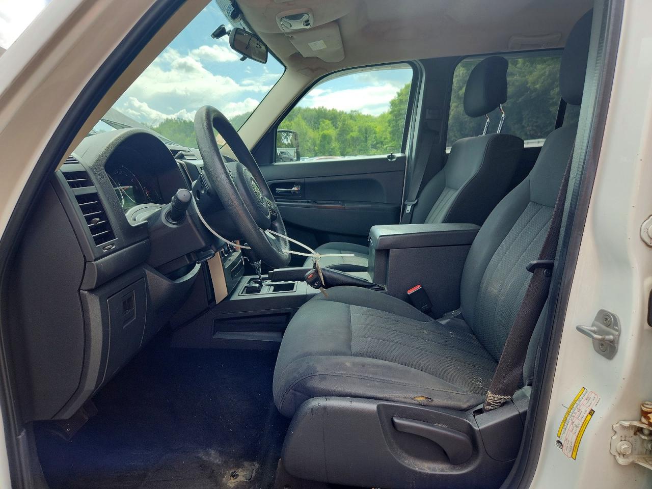 2012 Jeep Liberty Sport White vin: 1C4PJMAK8CW101372