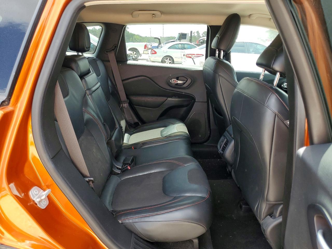 2015 Jeep Cherokee Trailhawk Orange vin: 1C4PJMBB1FW682751