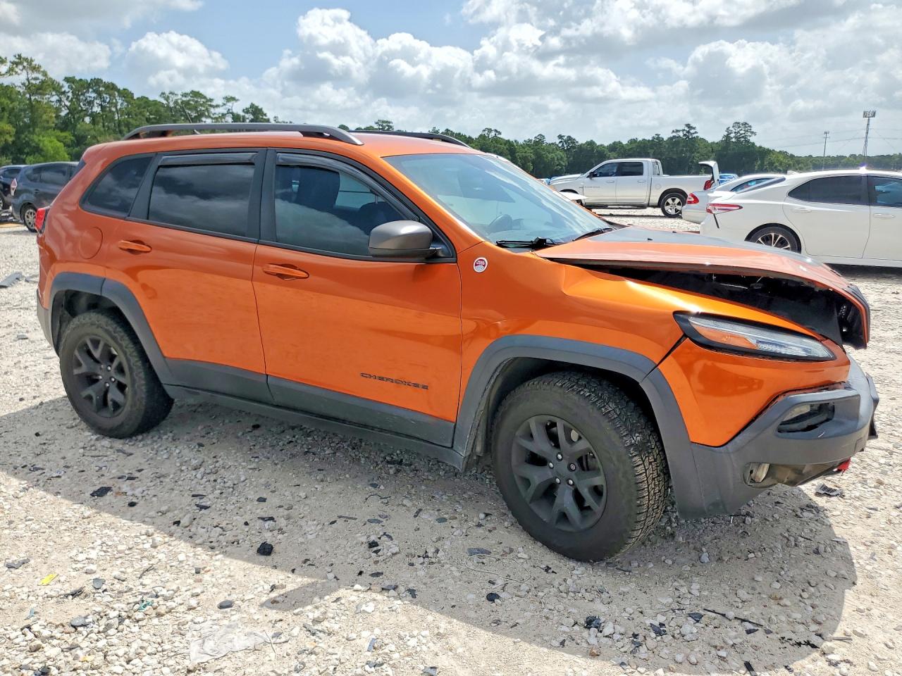 2015 Jeep Cherokee Trailhawk Orange vin: 1C4PJMBB1FW682751