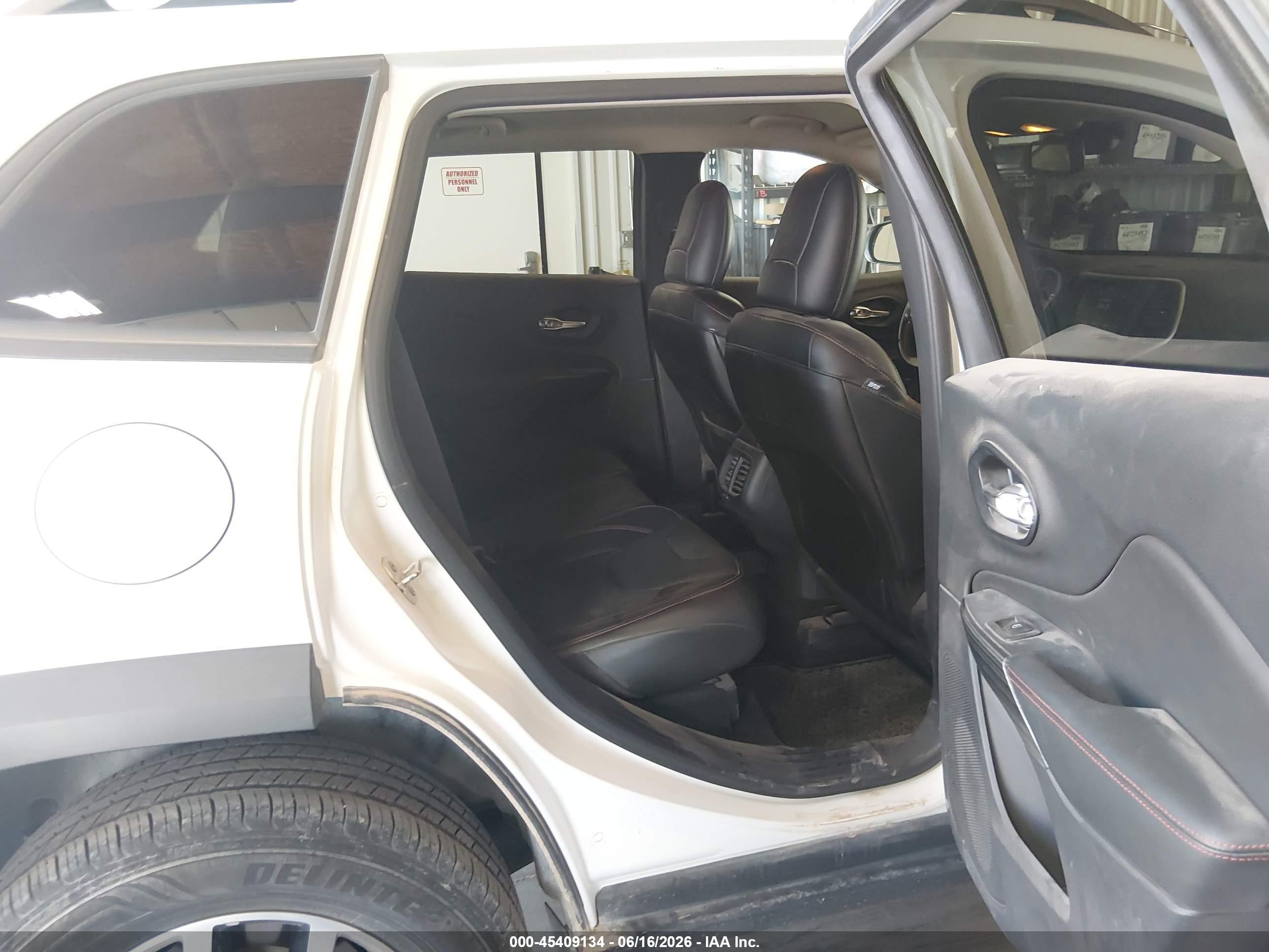 2015 Jeep Cherokee Trailhawk White vin: 1C4PJMBB4FW773089
