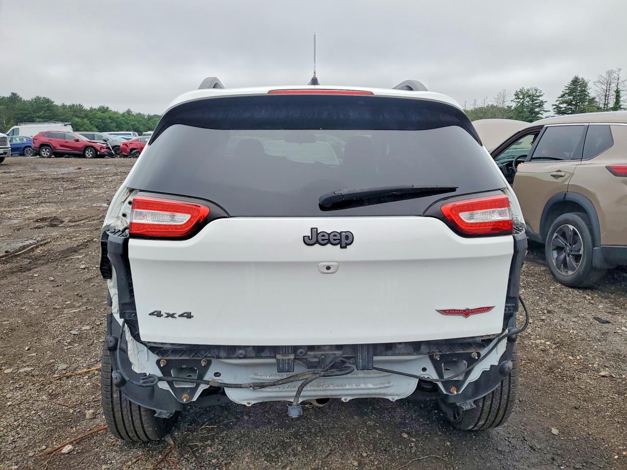 2015 Jeep Cherokee Trailhawk White vin: 1C4PJMBB6FW636400