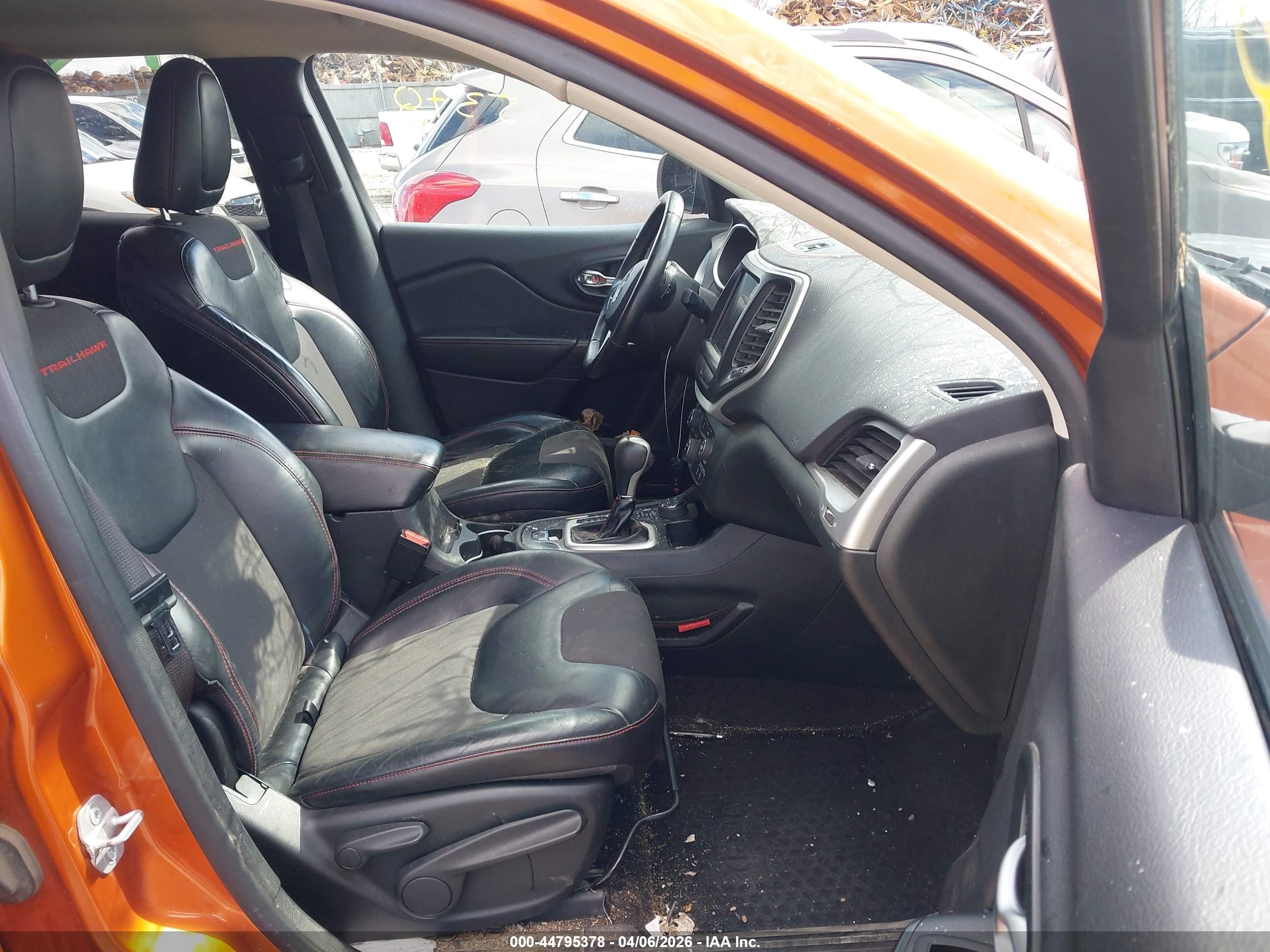 2015 Jeep Cherokee Trailhawk Orange vin: 1C4PJMBBXFW576847