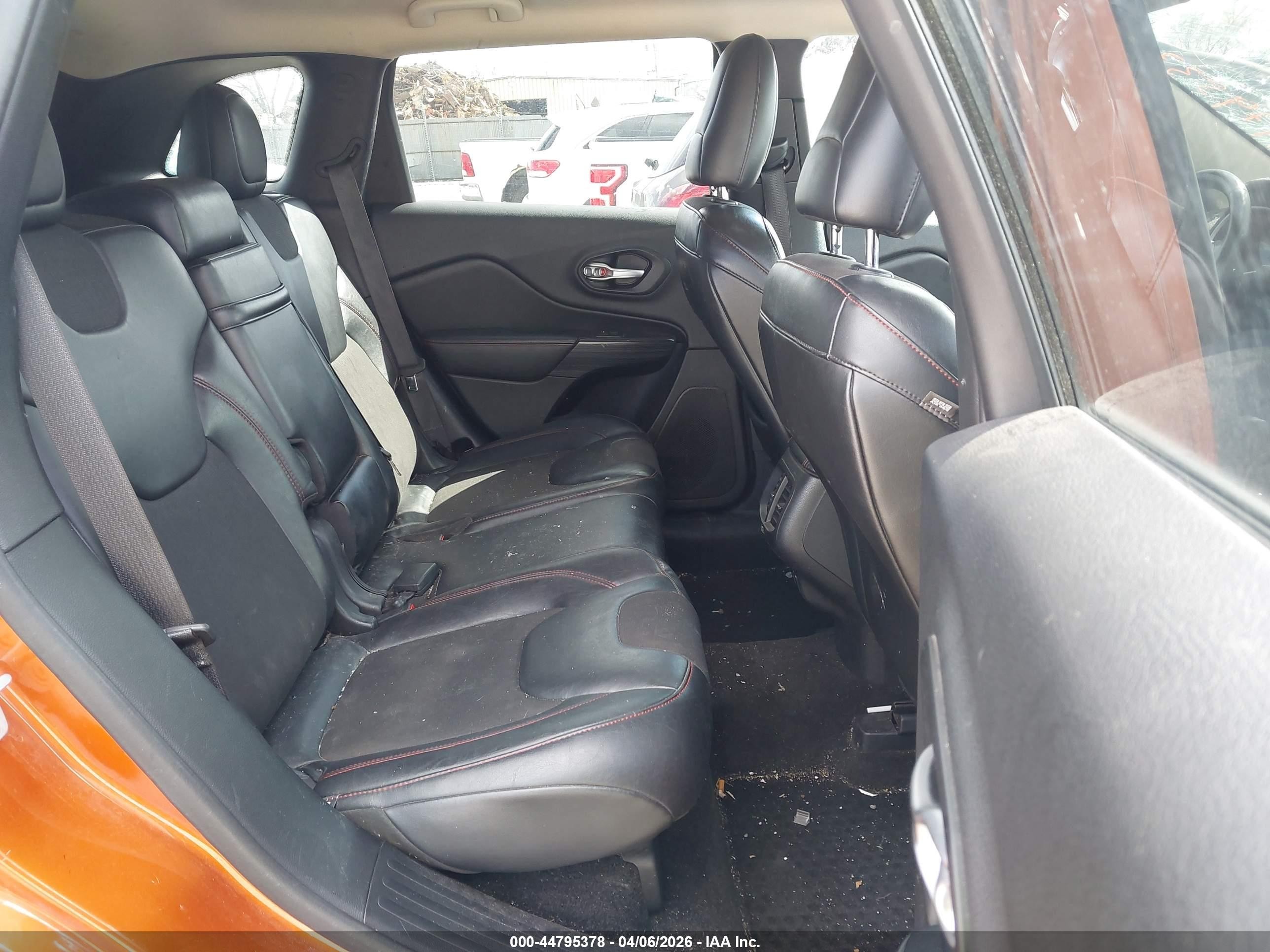 2015 Jeep Cherokee Trailhawk Orange vin: 1C4PJMBBXFW576847
