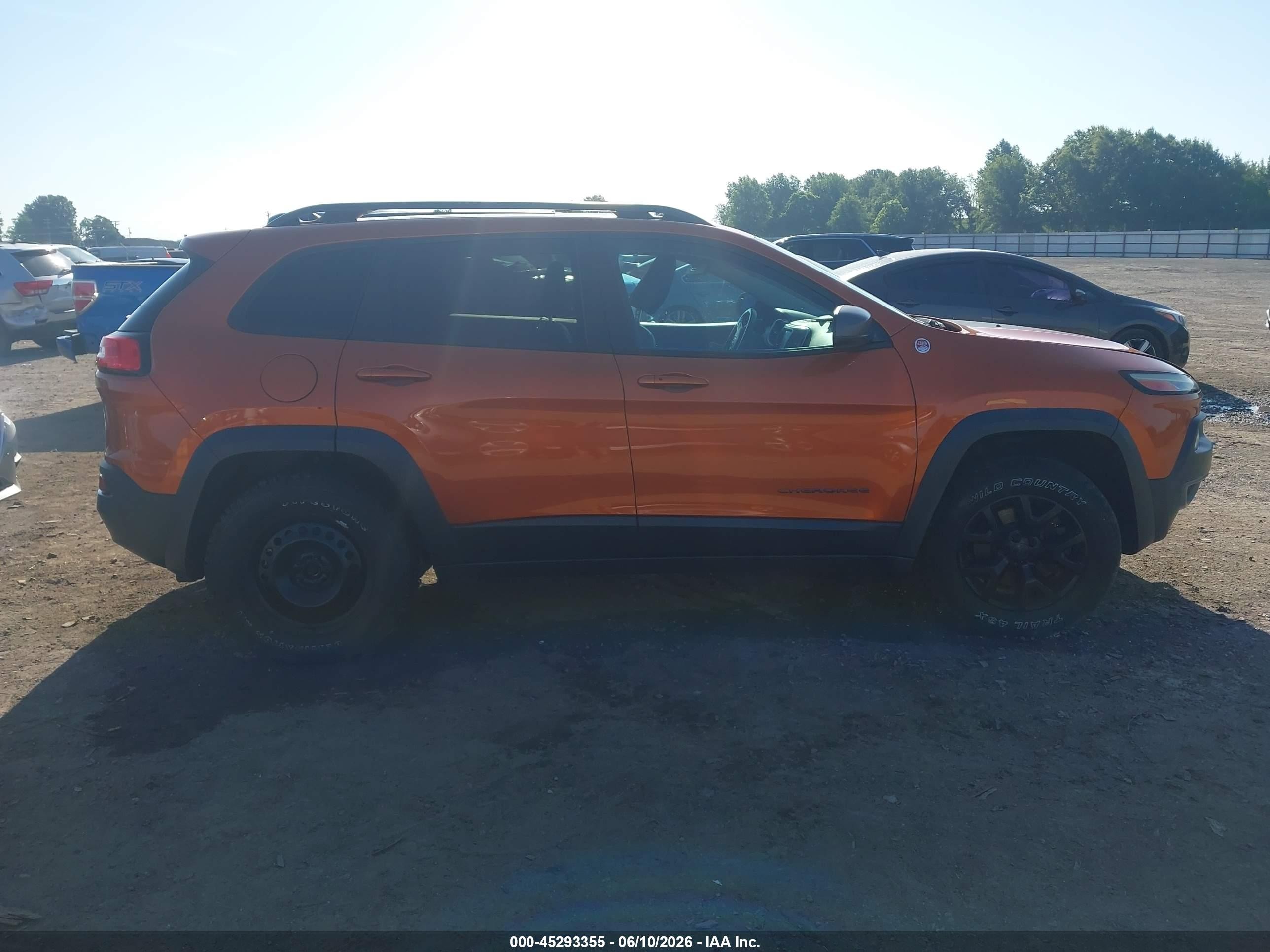2015 Jeep Cherokee Trailhawk Orange vin: 1C4PJMBBXFW727508