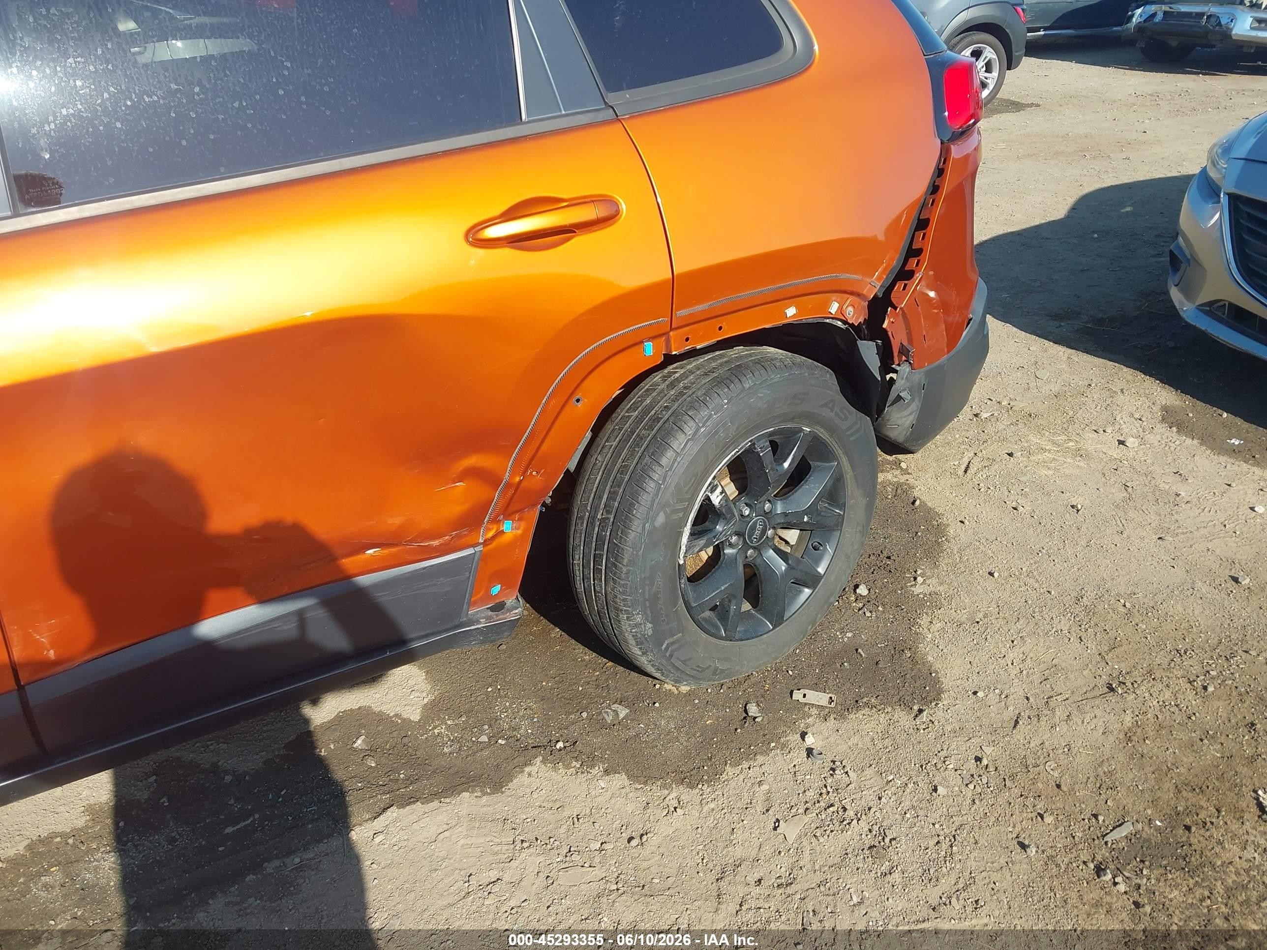 2015 Jeep Cherokee Trailhawk Orange vin: 1C4PJMBBXFW727508