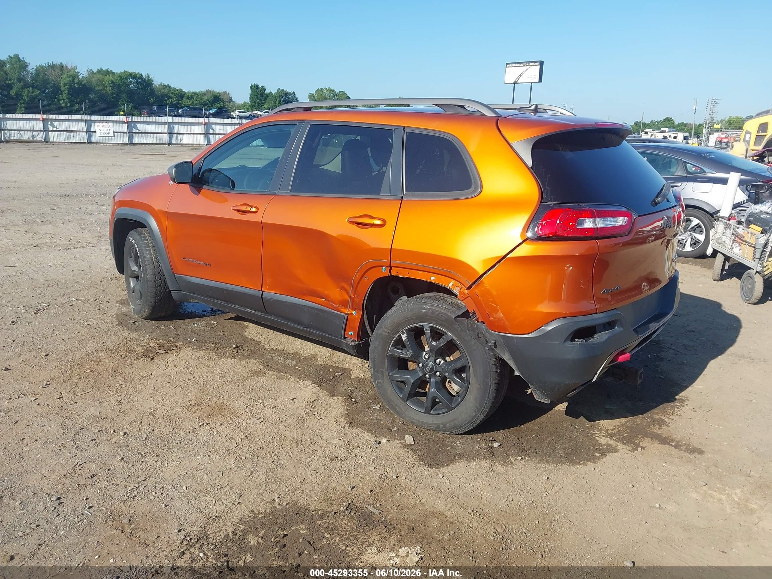 2015 Jeep Cherokee Trailhawk Orange vin: 1C4PJMBBXFW727508