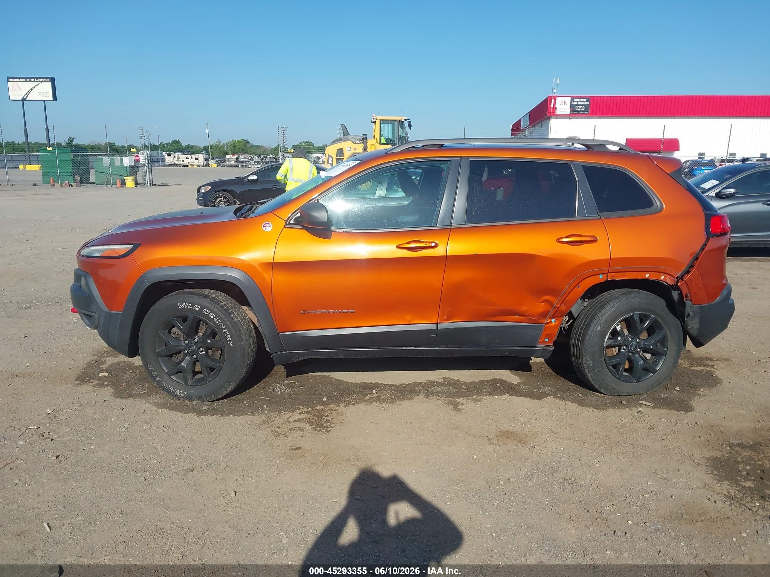 2015 Jeep Cherokee Trailhawk Orange vin: 1C4PJMBBXFW727508