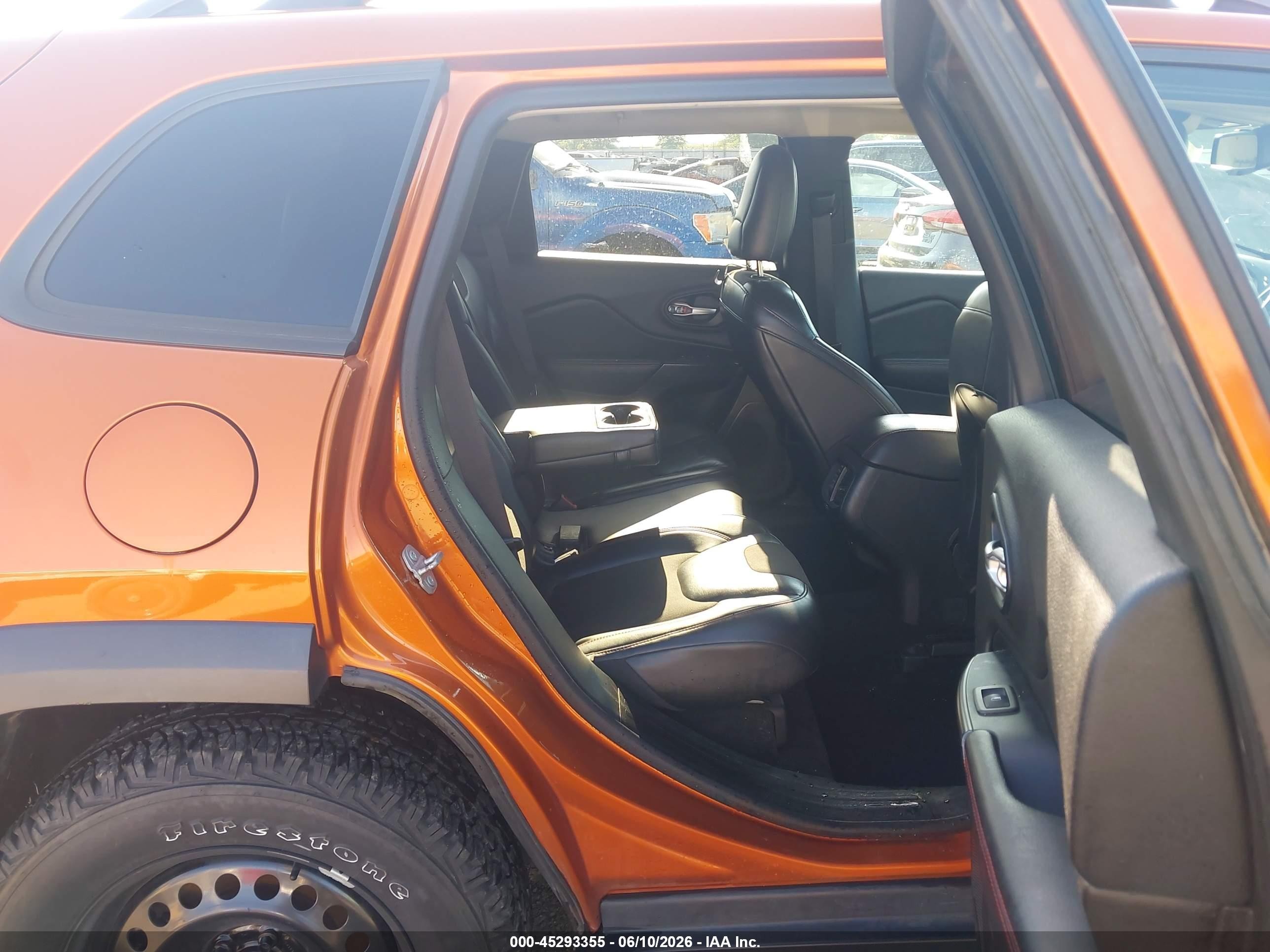 2015 Jeep Cherokee Trailhawk Orange vin: 1C4PJMBBXFW727508