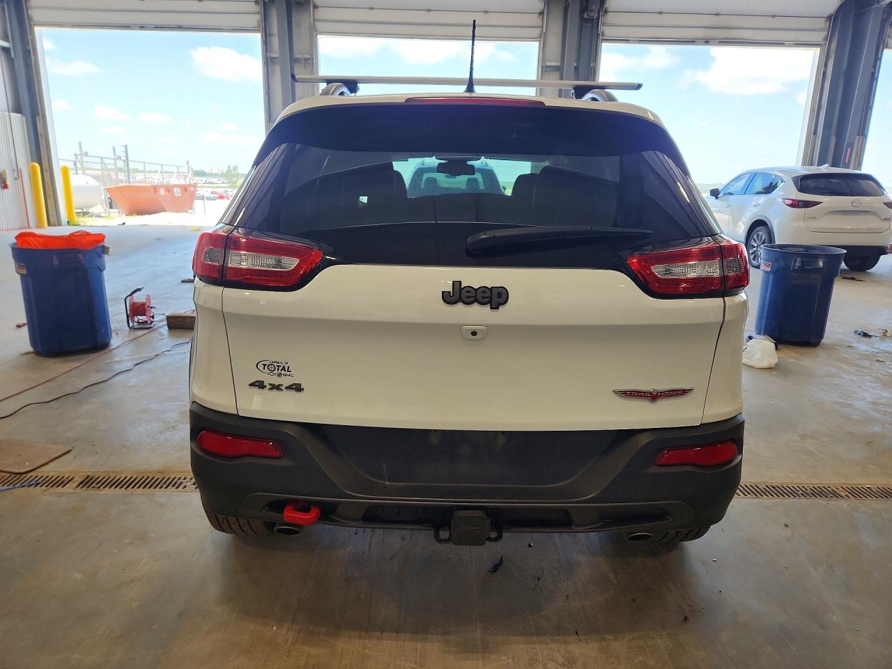 2014 Jeep Cherokee Trailhawk White vin: 1C4PJMBS0EW140684