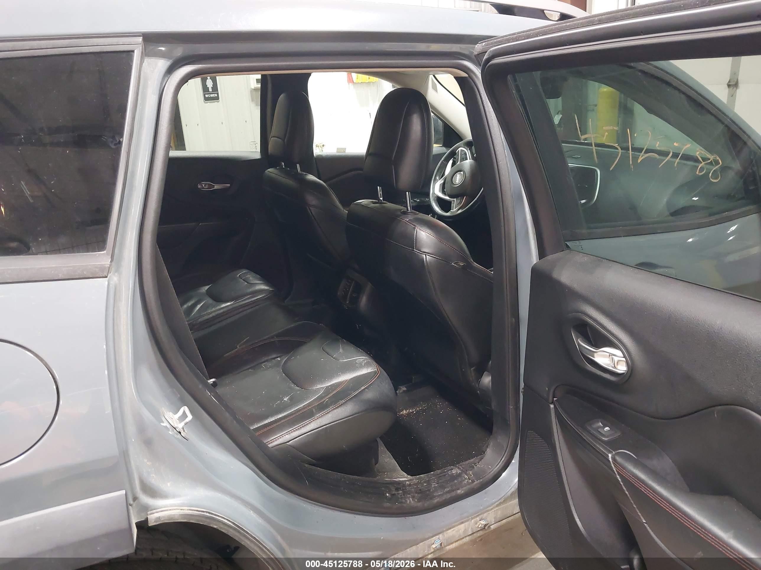 2015 Jeep Cherokee Trailhawk Gray vin: 1C4PJMBS0FW522425