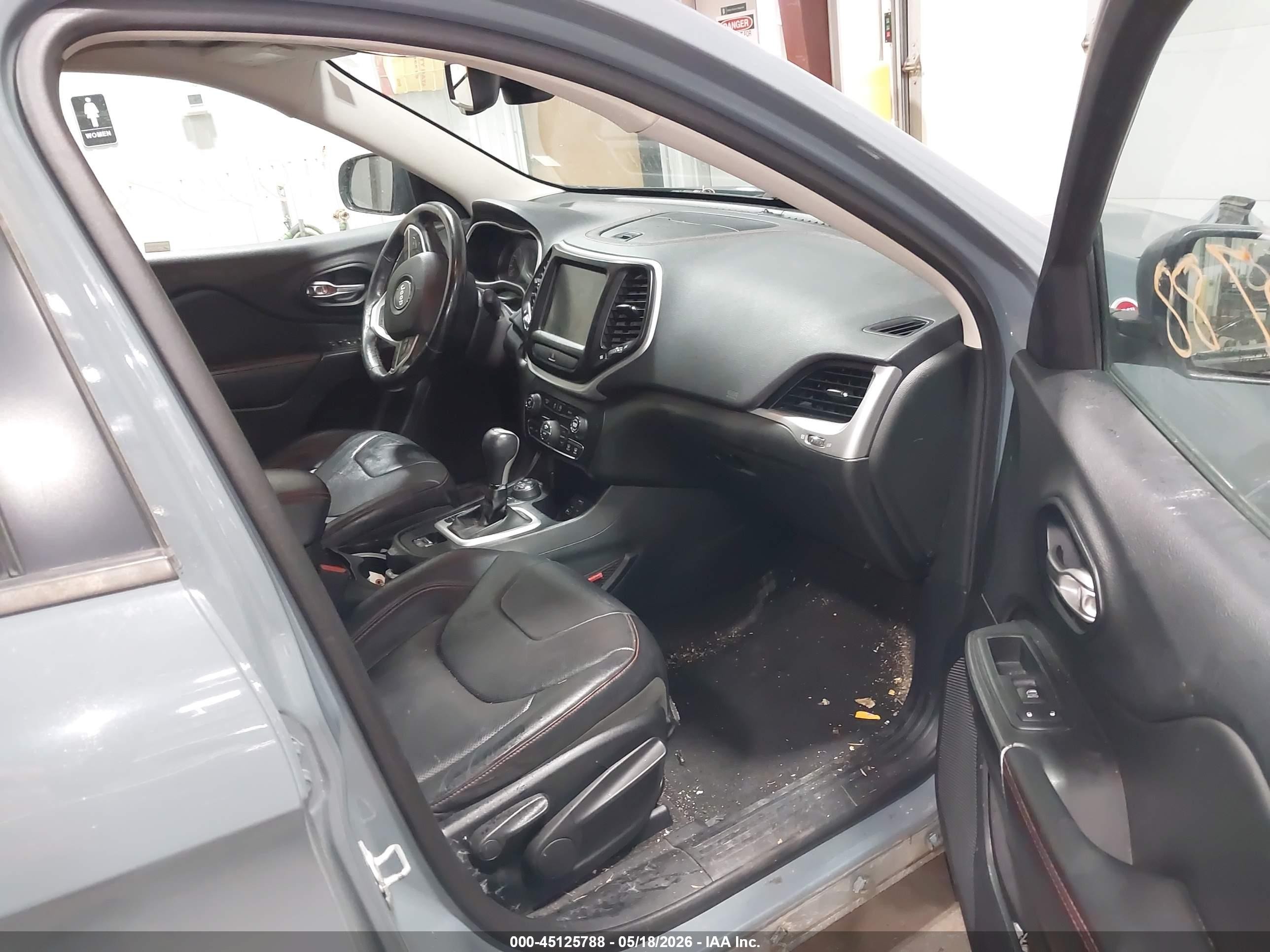 2015 Jeep Cherokee Trailhawk Gray vin: 1C4PJMBS0FW522425