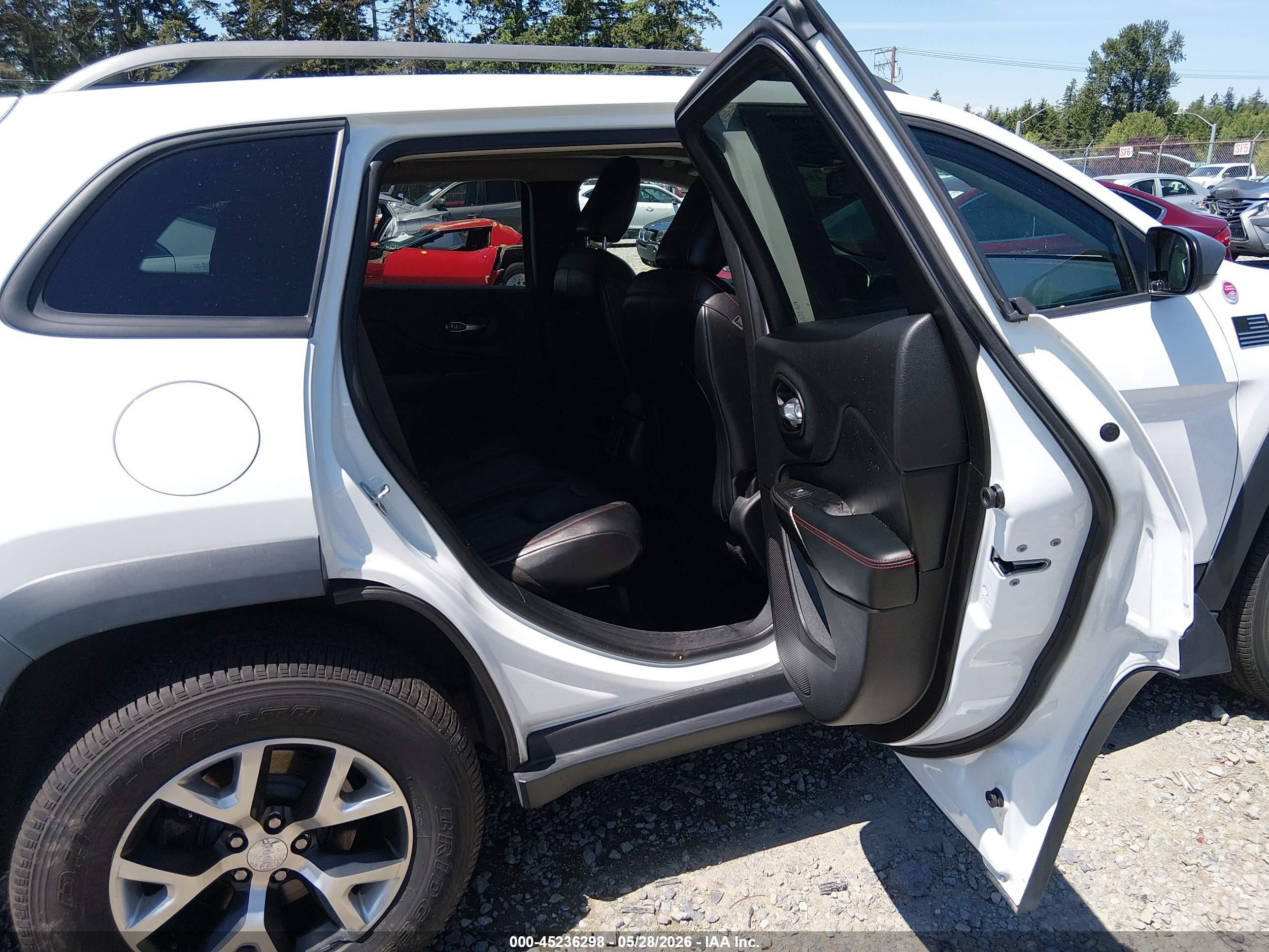 2014 Jeep Cherokee Trailhawk White vin: 1C4PJMBS1EW201525