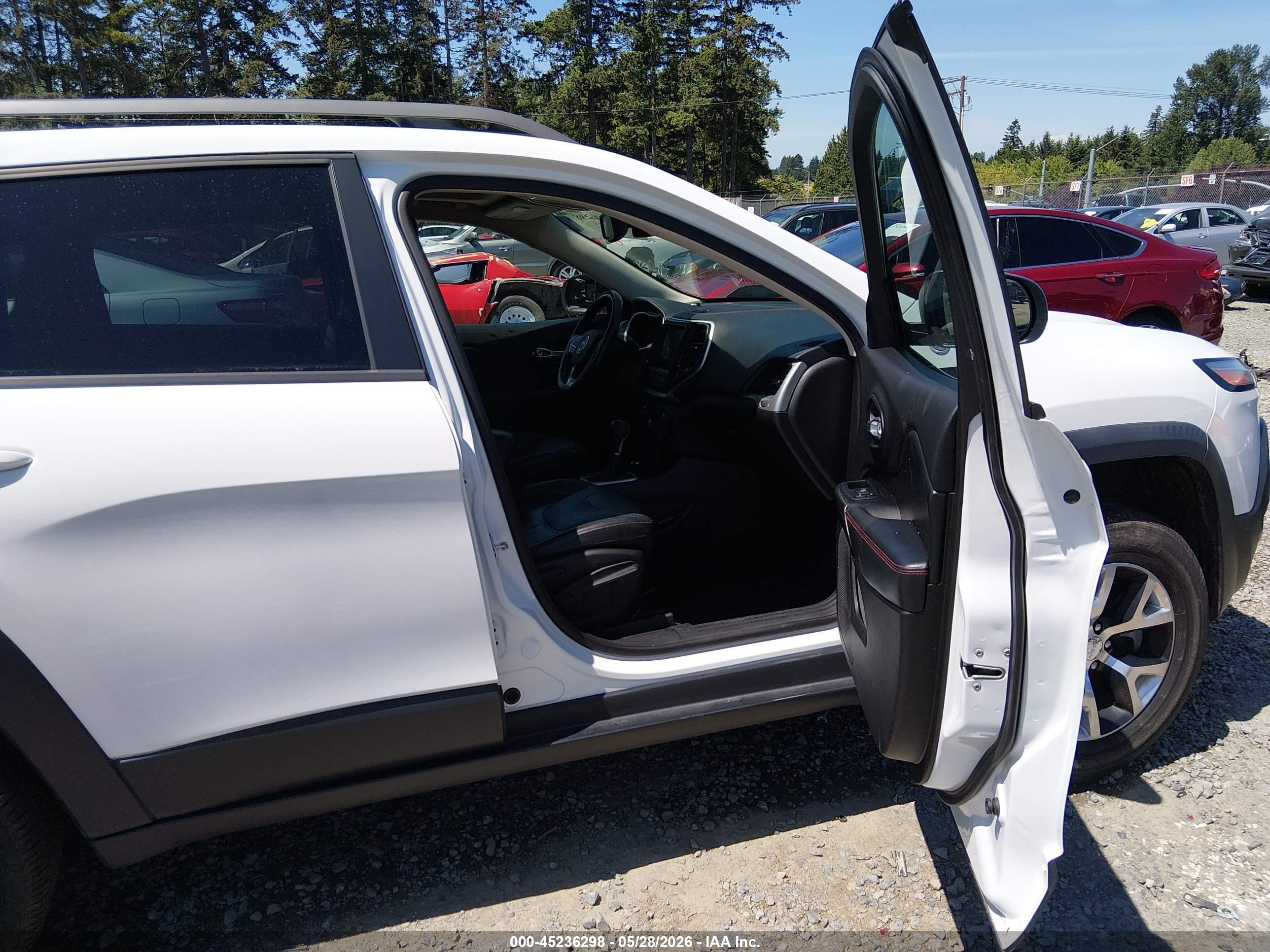 2014 Jeep Cherokee Trailhawk White vin: 1C4PJMBS1EW201525