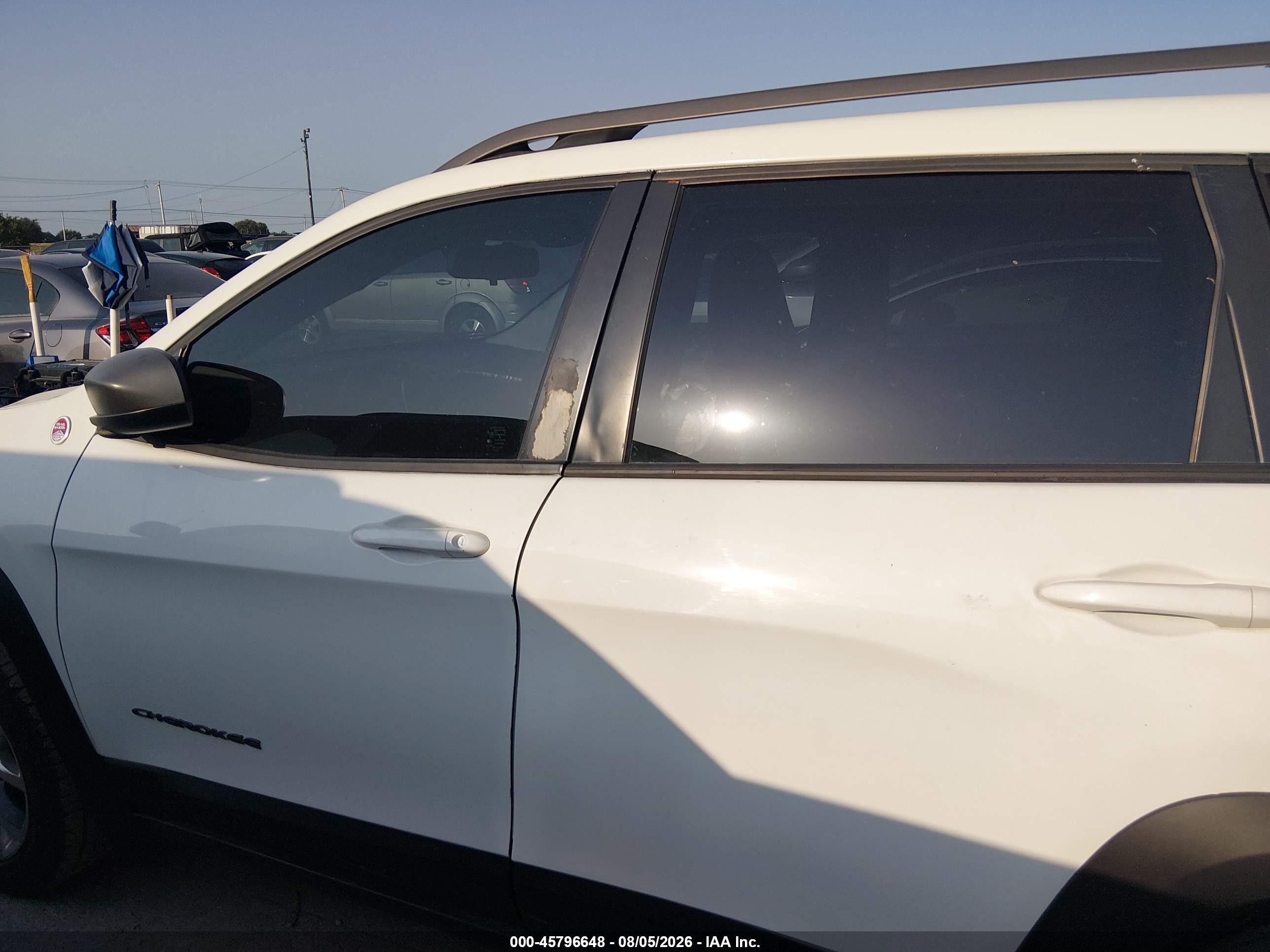 2014 Jeep Cherokee Trailhawk White vin: 1C4PJMBS1EW211021