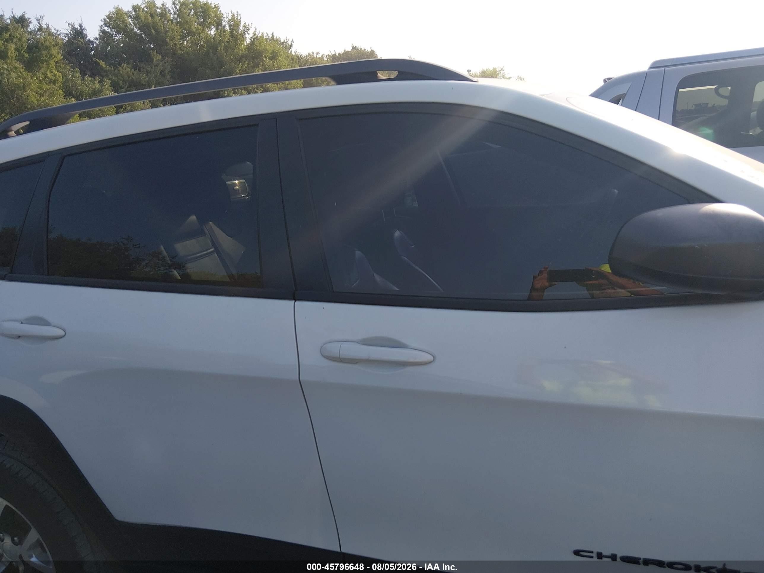 2014 Jeep Cherokee Trailhawk White vin: 1C4PJMBS1EW211021