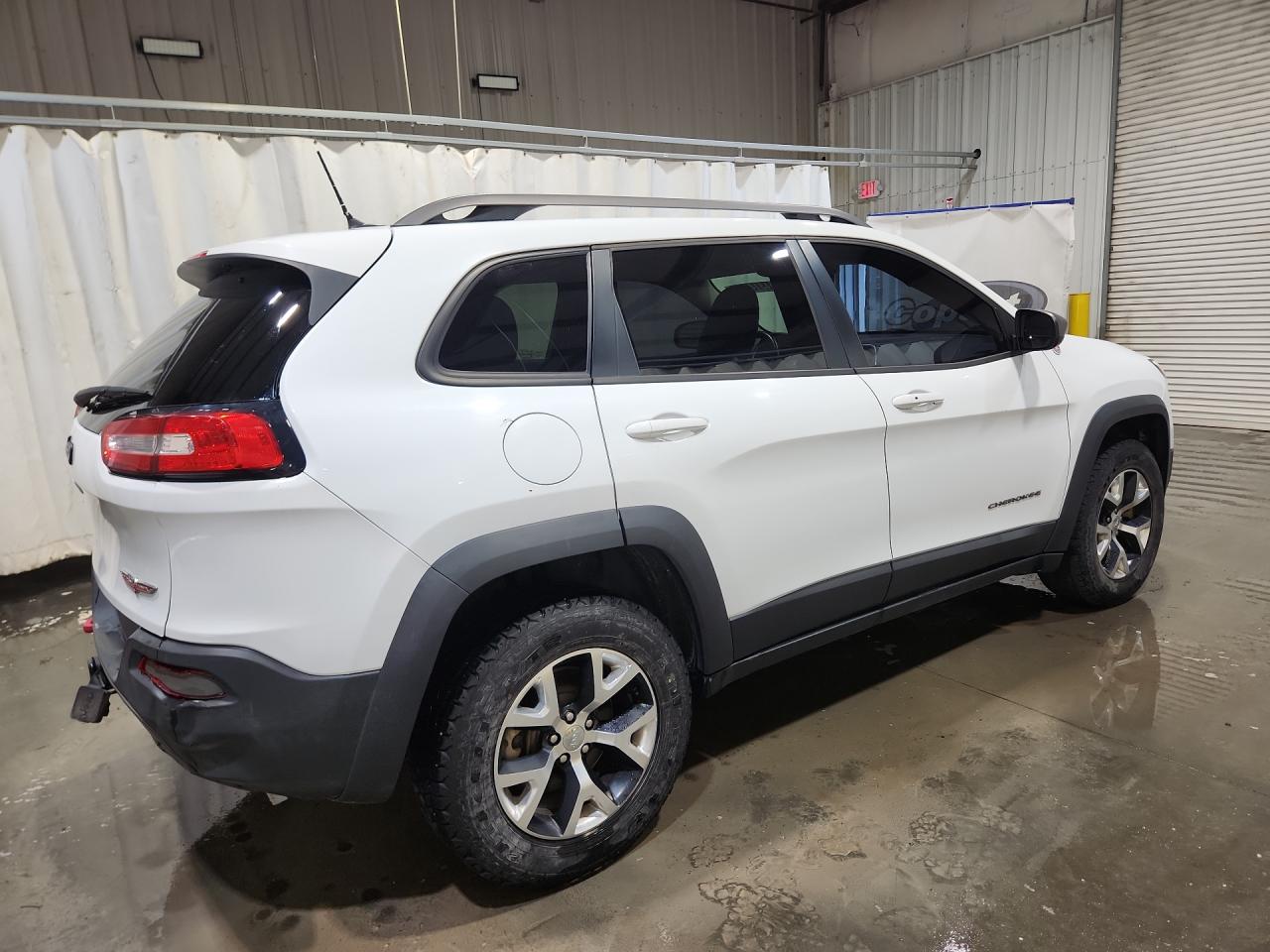 2014 Jeep Cherokee Trailhawk White vin: 1C4PJMBS1EW284695 Damage: Right Qtr Panel, Heavy Scratch, 1/2 To 1 Inch