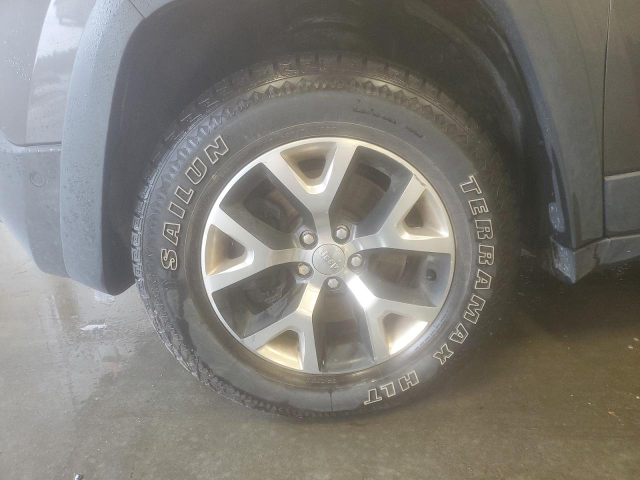2015 Jeep Cherokee Trailhawk Gray vin: 1C4PJMBS1FW570256 Damage: Left Front Wheel, Curb Rash, 1 To 2 Inches