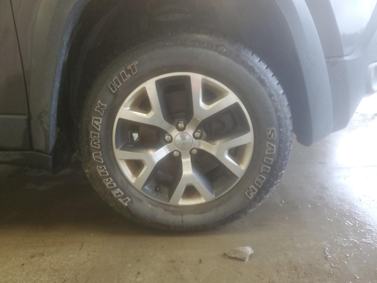 2015 Jeep Cherokee Trailhawk Gray vin: 1C4PJMBS1FW570256 Damage: Right Front Tire, Worn, Replacement Required