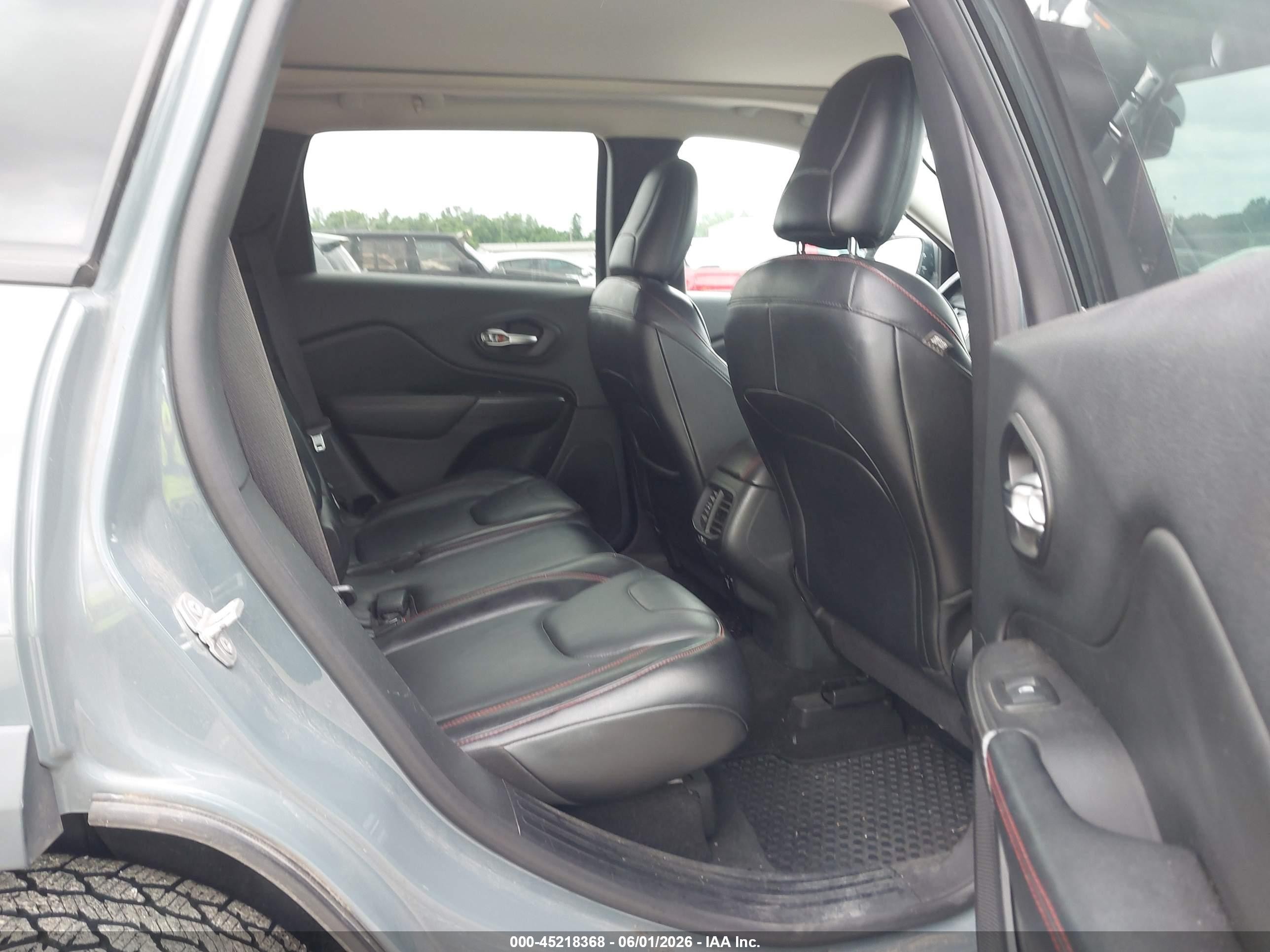 2015 Jeep Cherokee Trailhawk Gray vin: 1C4PJMBS1FW576669