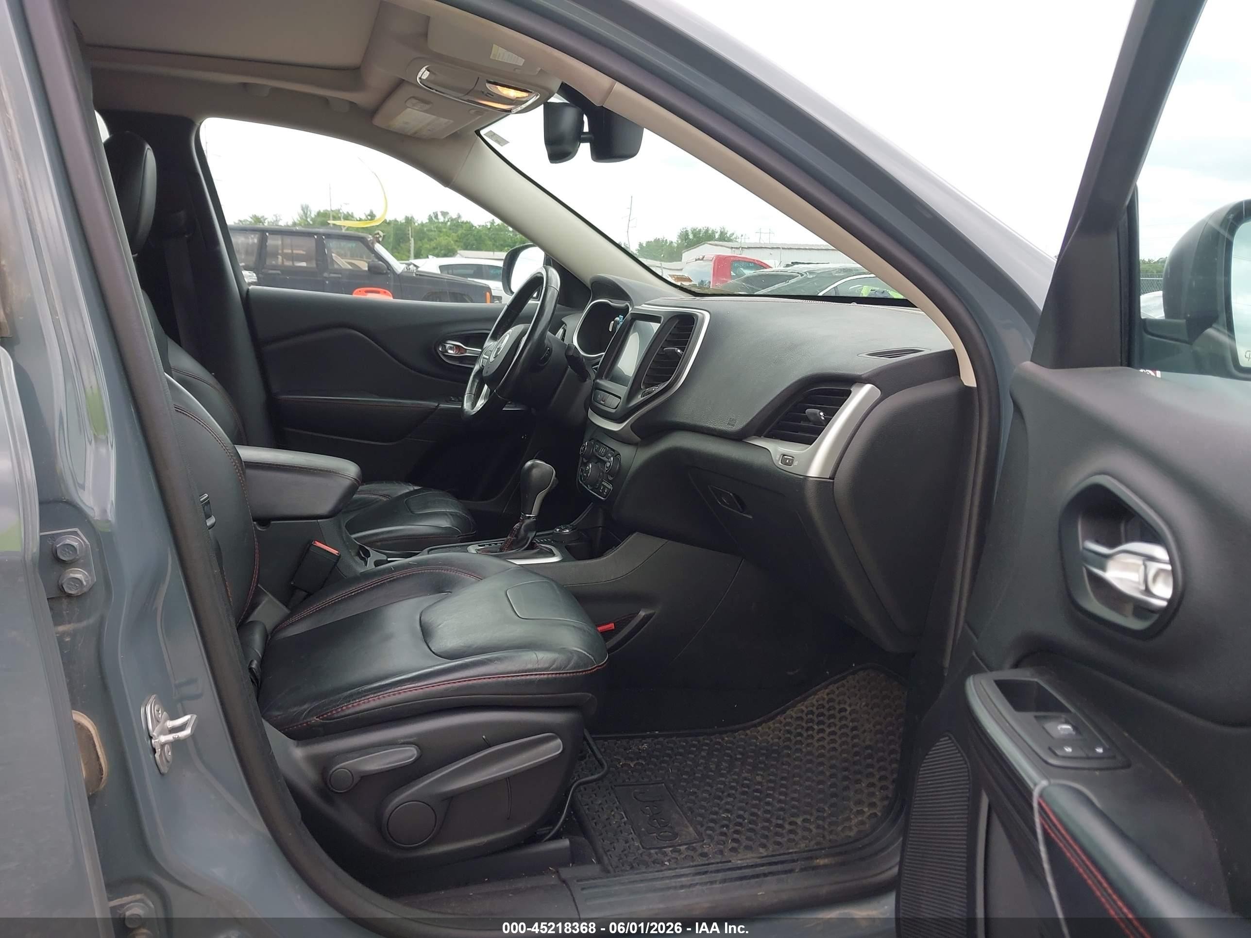 2015 Jeep Cherokee Trailhawk Gray vin: 1C4PJMBS1FW576669