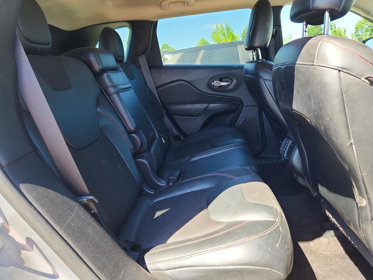 2015 Jeep Cherokee Trailhawk Silver vin: 1C4PJMBS1FW598610