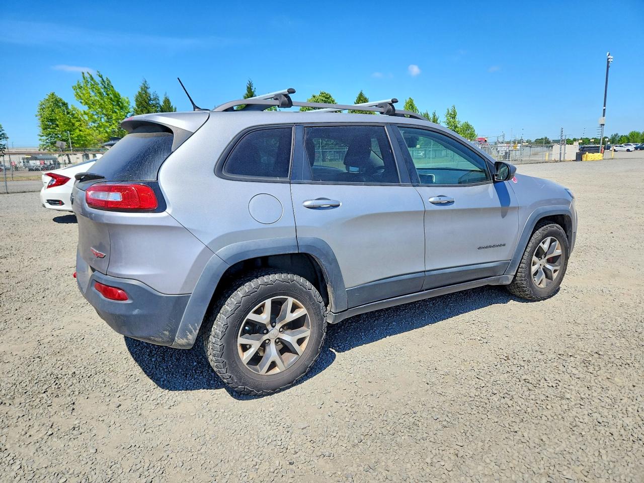 2015 Jeep Cherokee Trailhawk Silver vin: 1C4PJMBS1FW598610