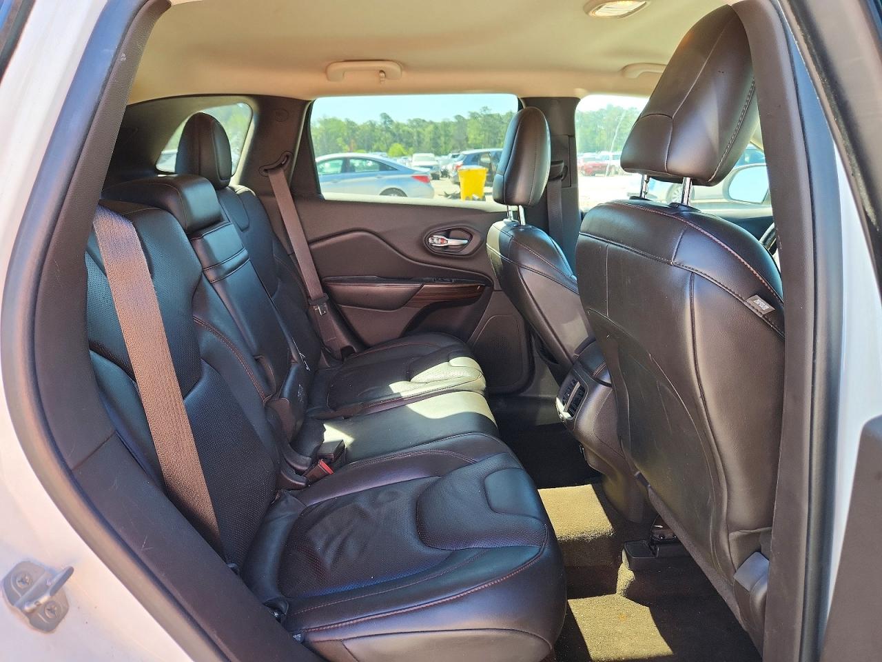 2015 Jeep Cherokee Trailhawk White vin: 1C4PJMBS2FW502578