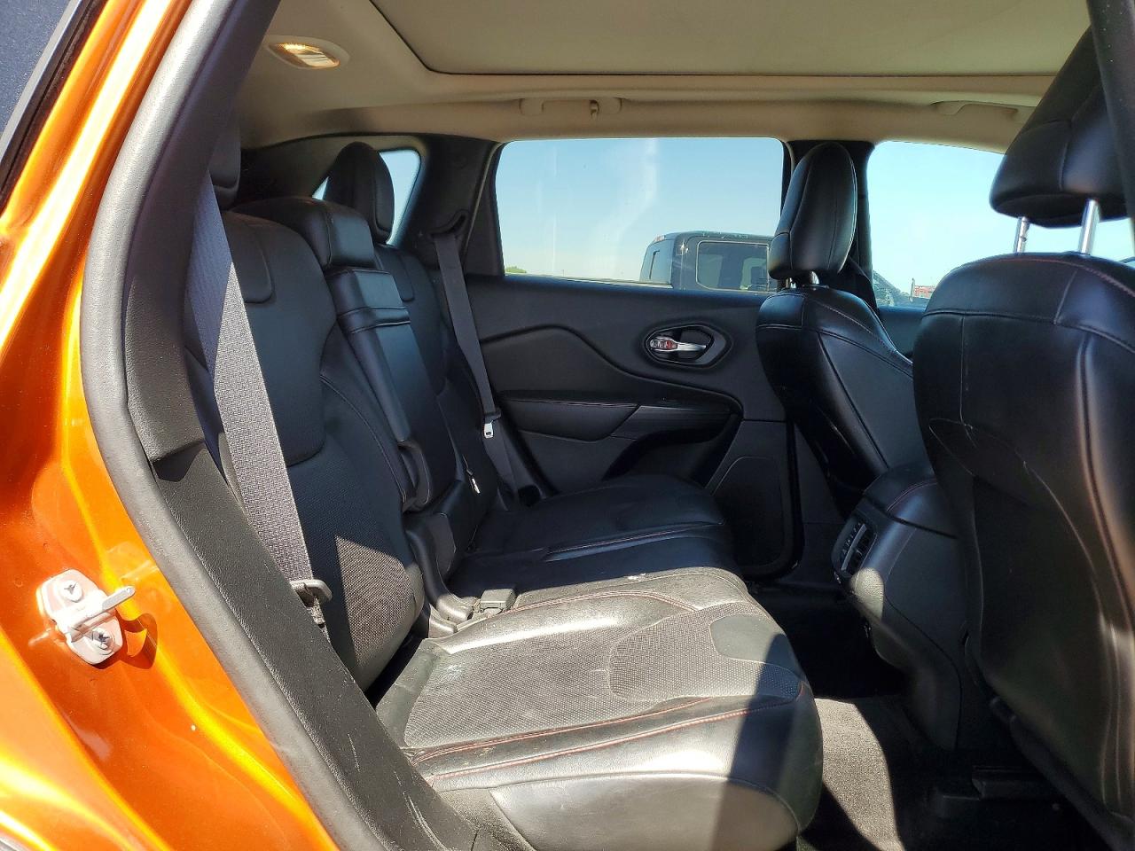 2015 Jeep Cherokee Trailhawk Orange vin: 1C4PJMBS3FW558173