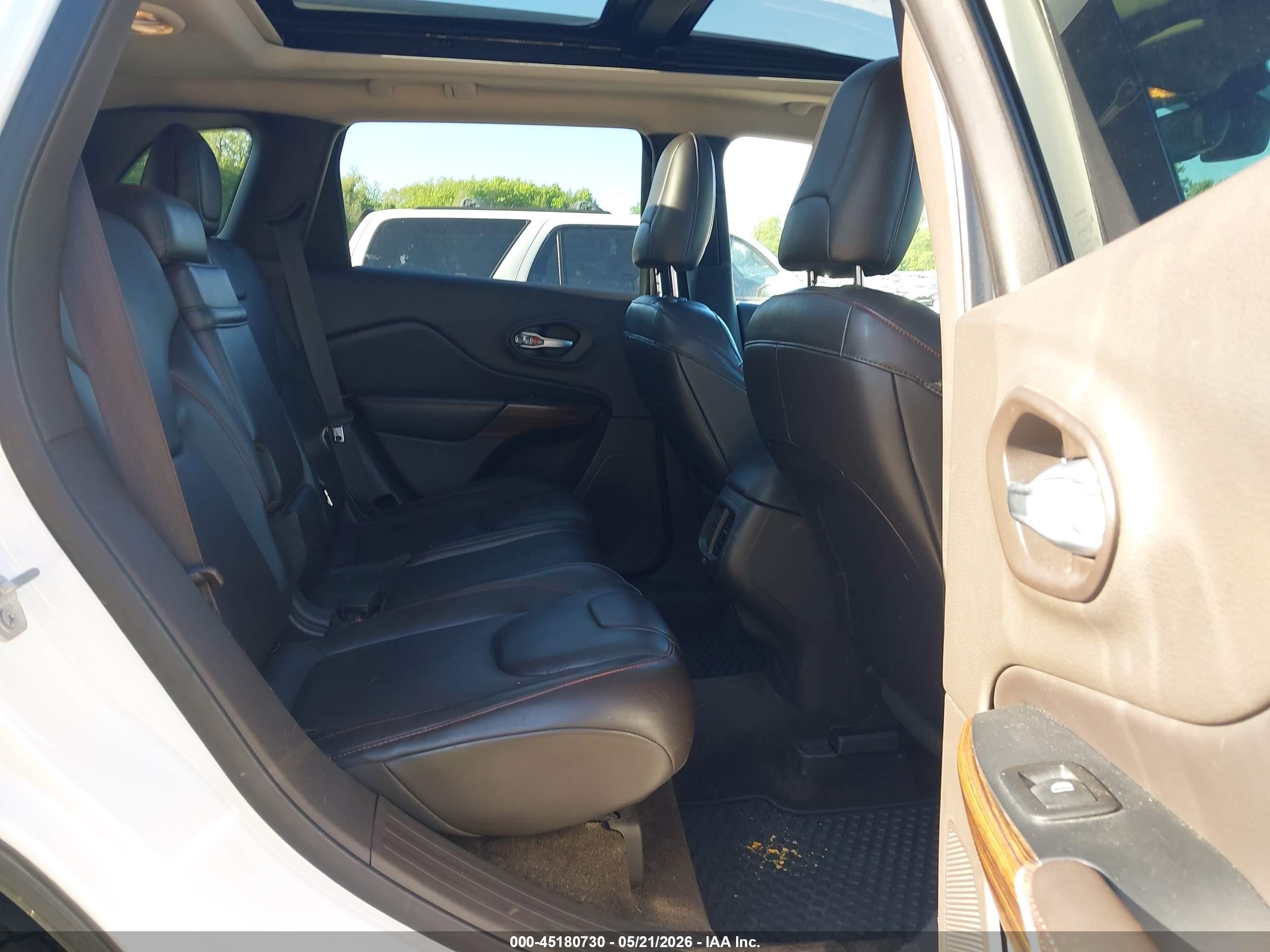 2015 Jeep Cherokee Trailhawk White vin: 1C4PJMBS3FW648083