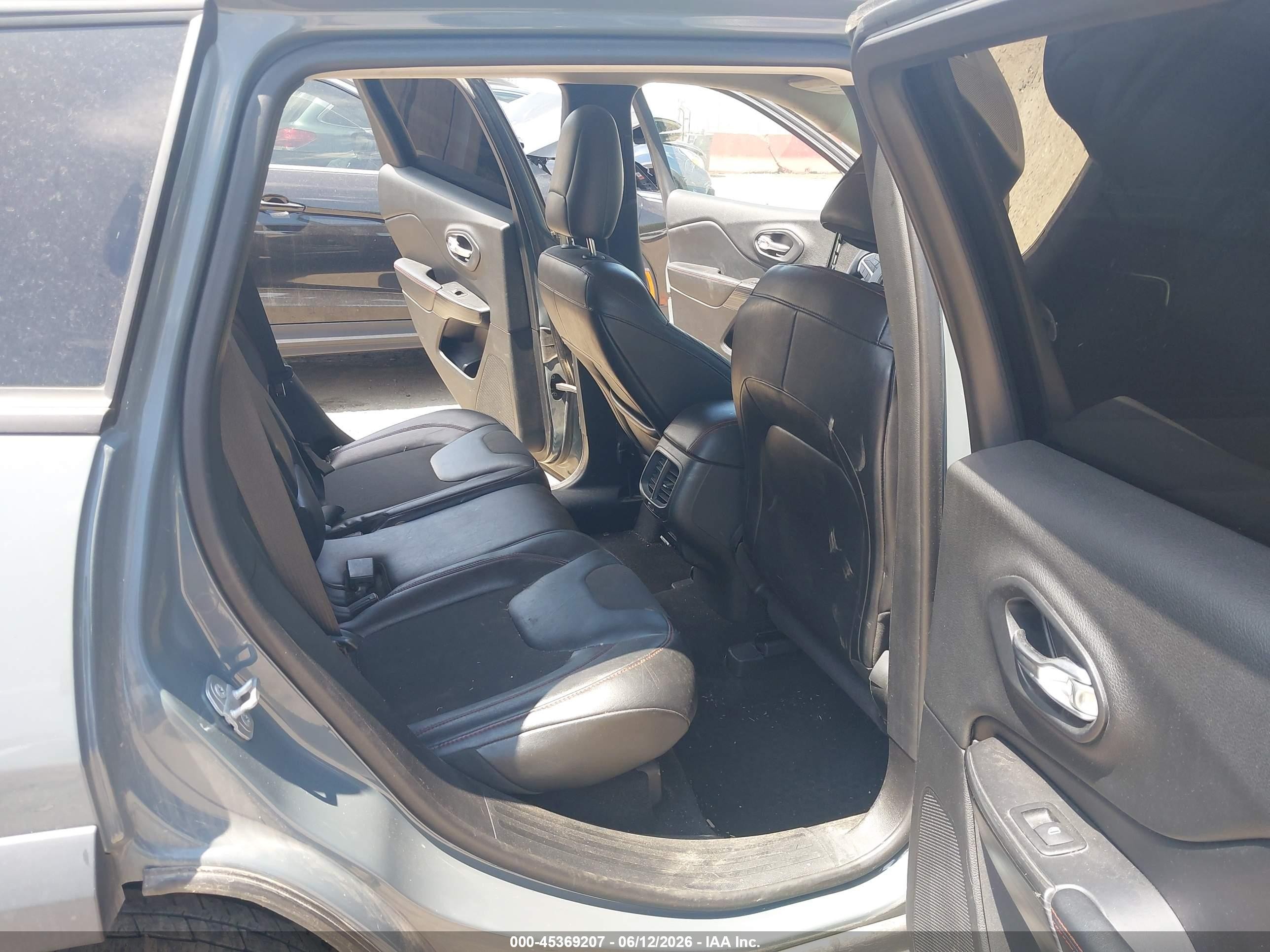 2015 Jeep Cherokee Trailhawk Gray vin: 1C4PJMBS4FW502128