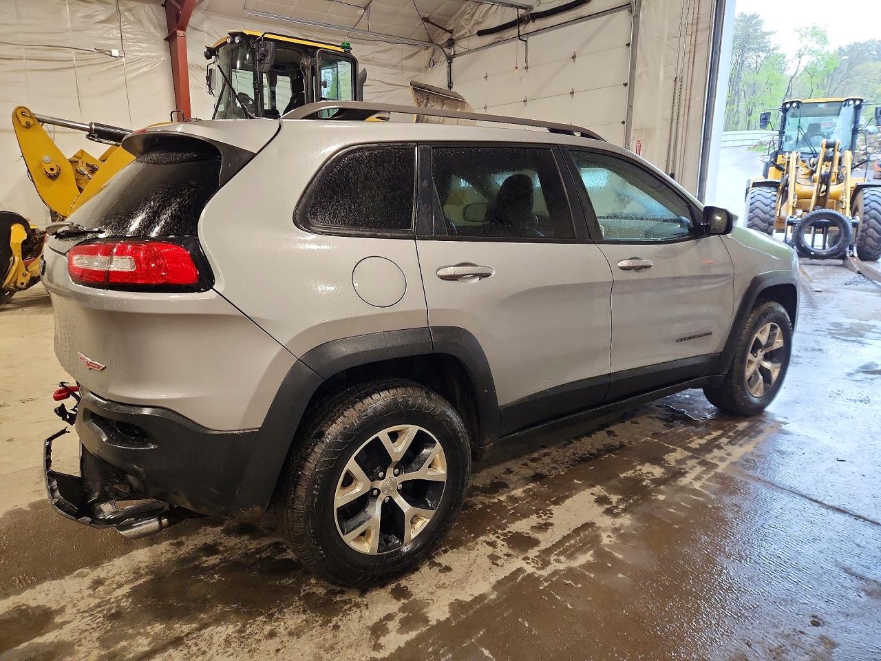 2015 Jeep Cherokee Trailhawk Silver vin: 1C4PJMBS4FW786019