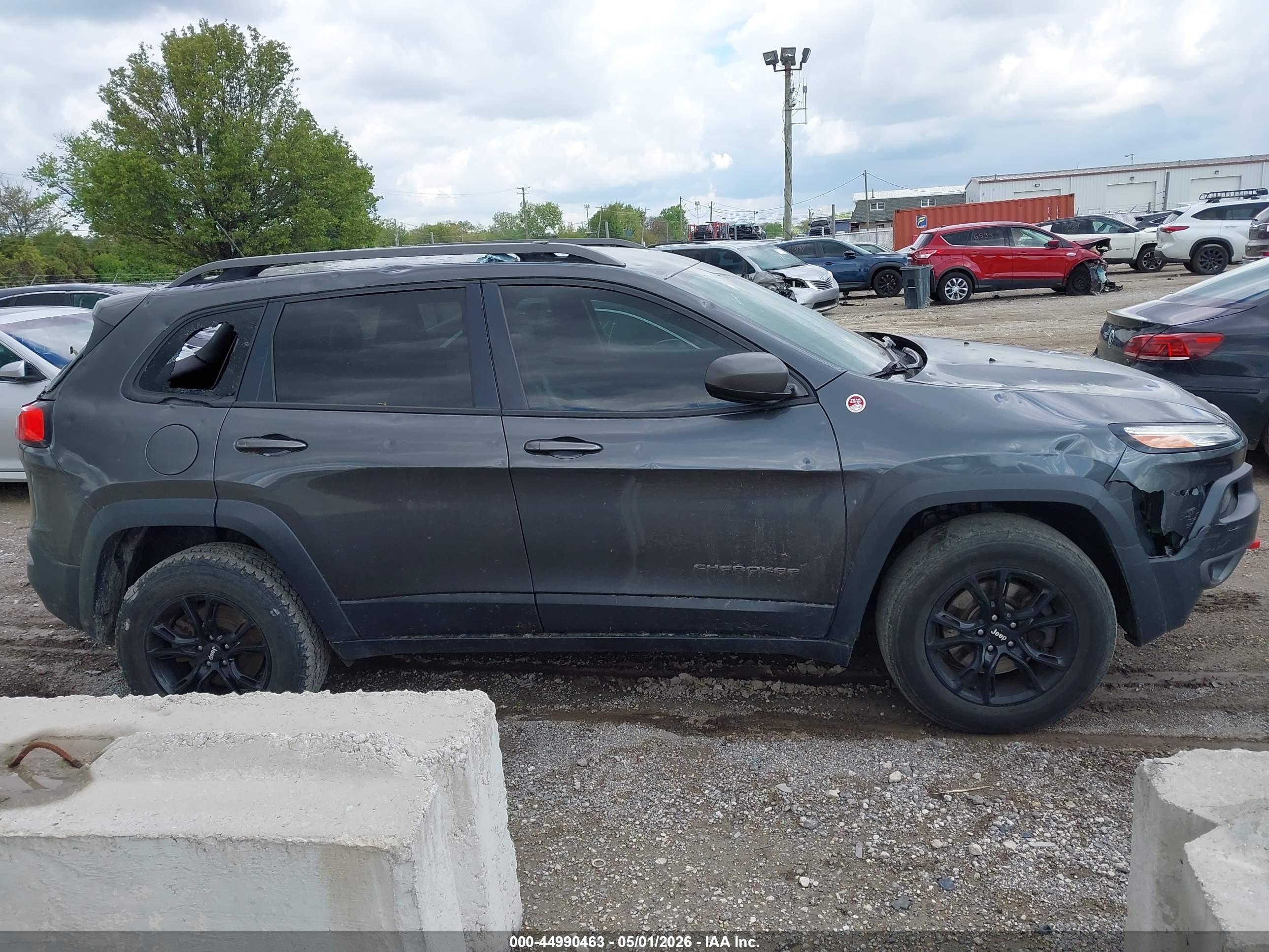 2015 Jeep Cherokee Trailhawk Gray vin: 1C4PJMBS4FW786327