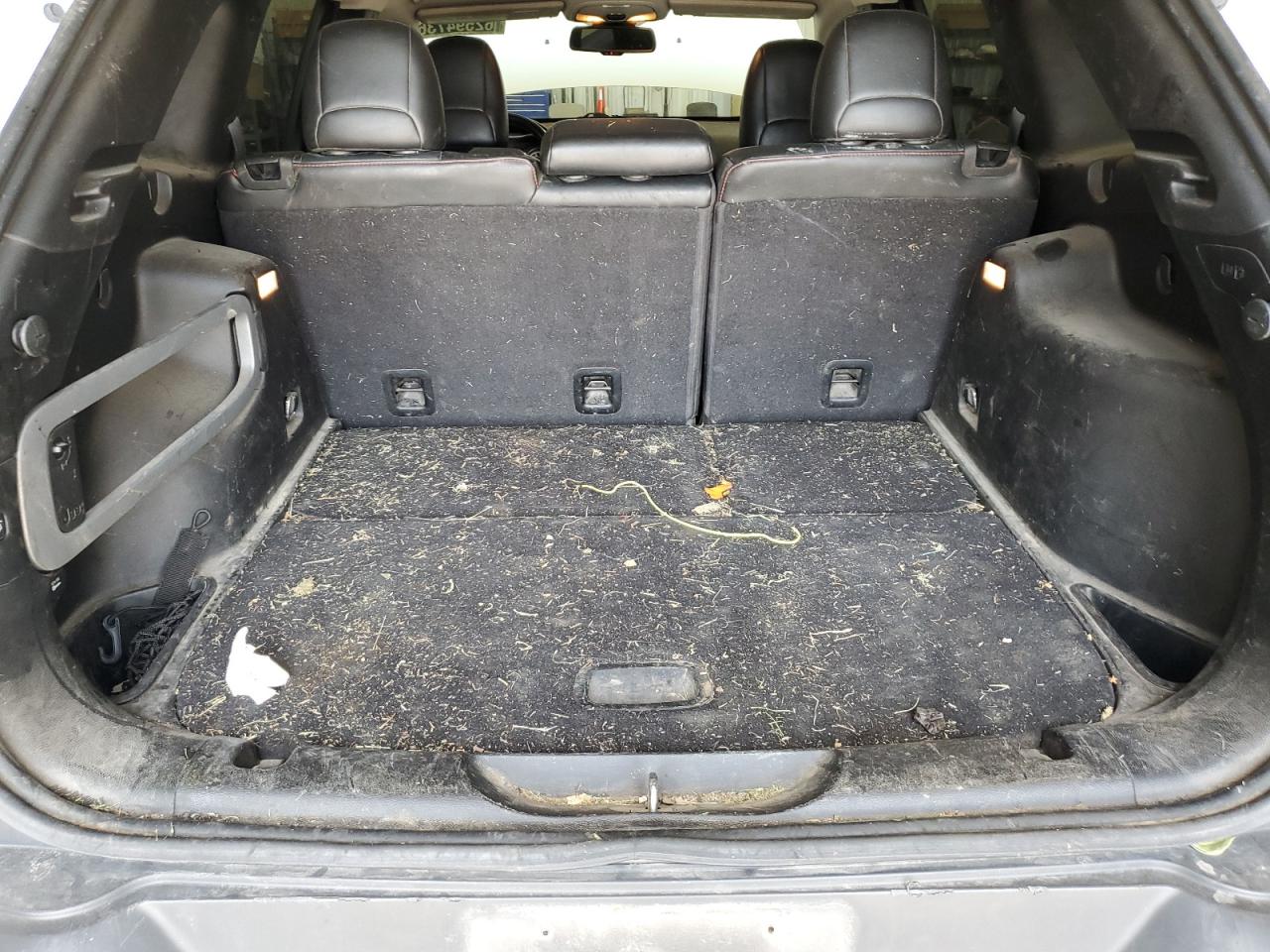 2014 Jeep Cherokee Trailhawk Белый vin: 1C4PJMBS5EW308450 Damage: Luggage Carpeting, Stained, Permanent