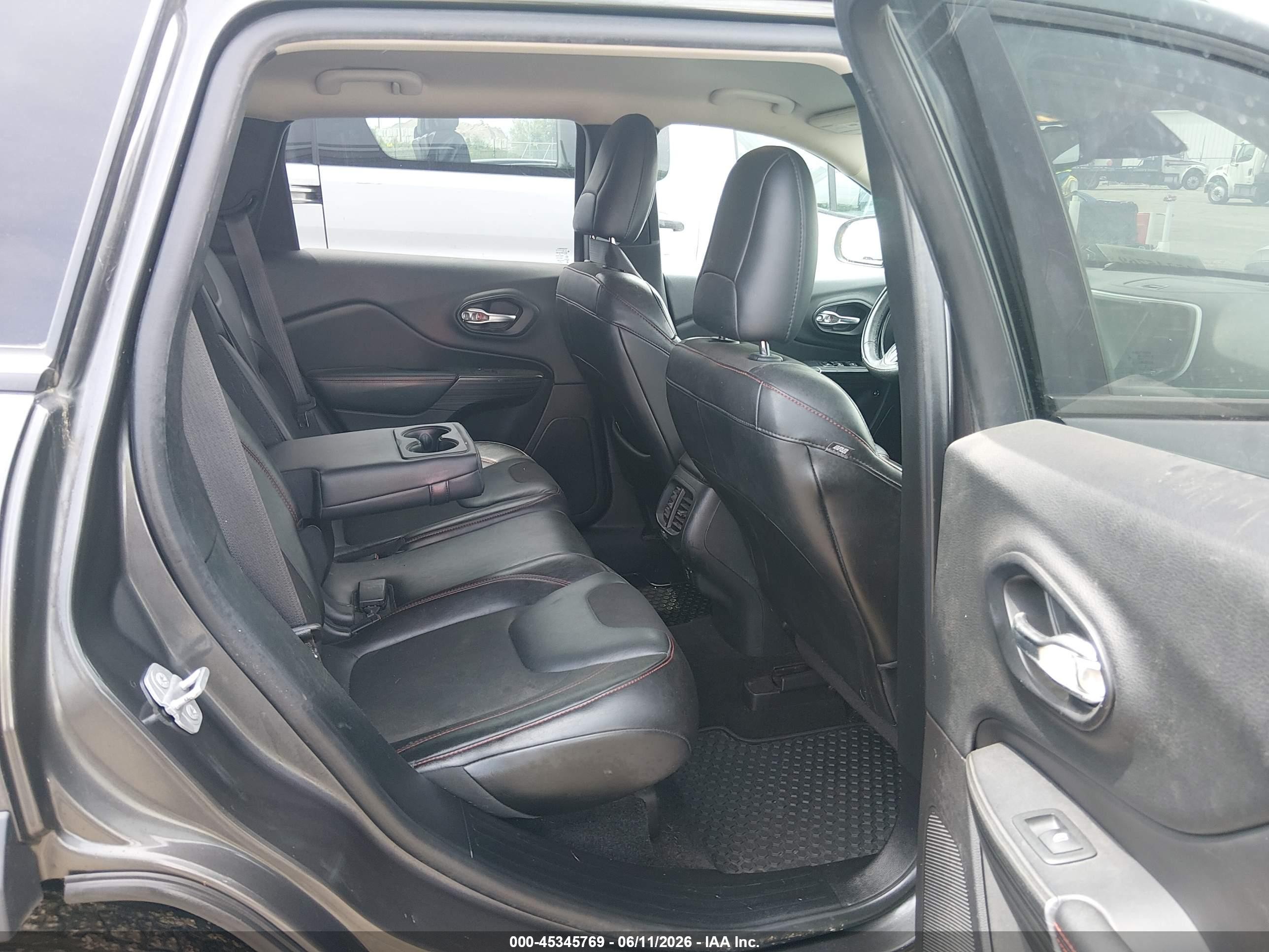 2015 Jeep Cherokee Trailhawk Gray vin: 1C4PJMBS5FW618809