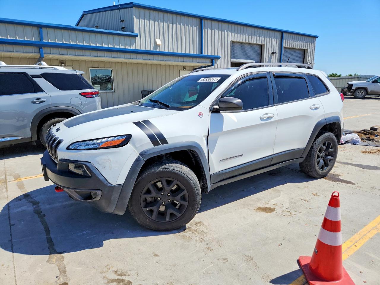 2015 Jeep Cherokee Trailhawk White vin: 1C4PJMBS5FW626201